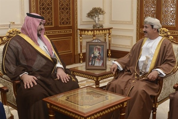 نائب وزير الدفاع السعودي المكلف بالملف اليمني في زيارة لعمان 