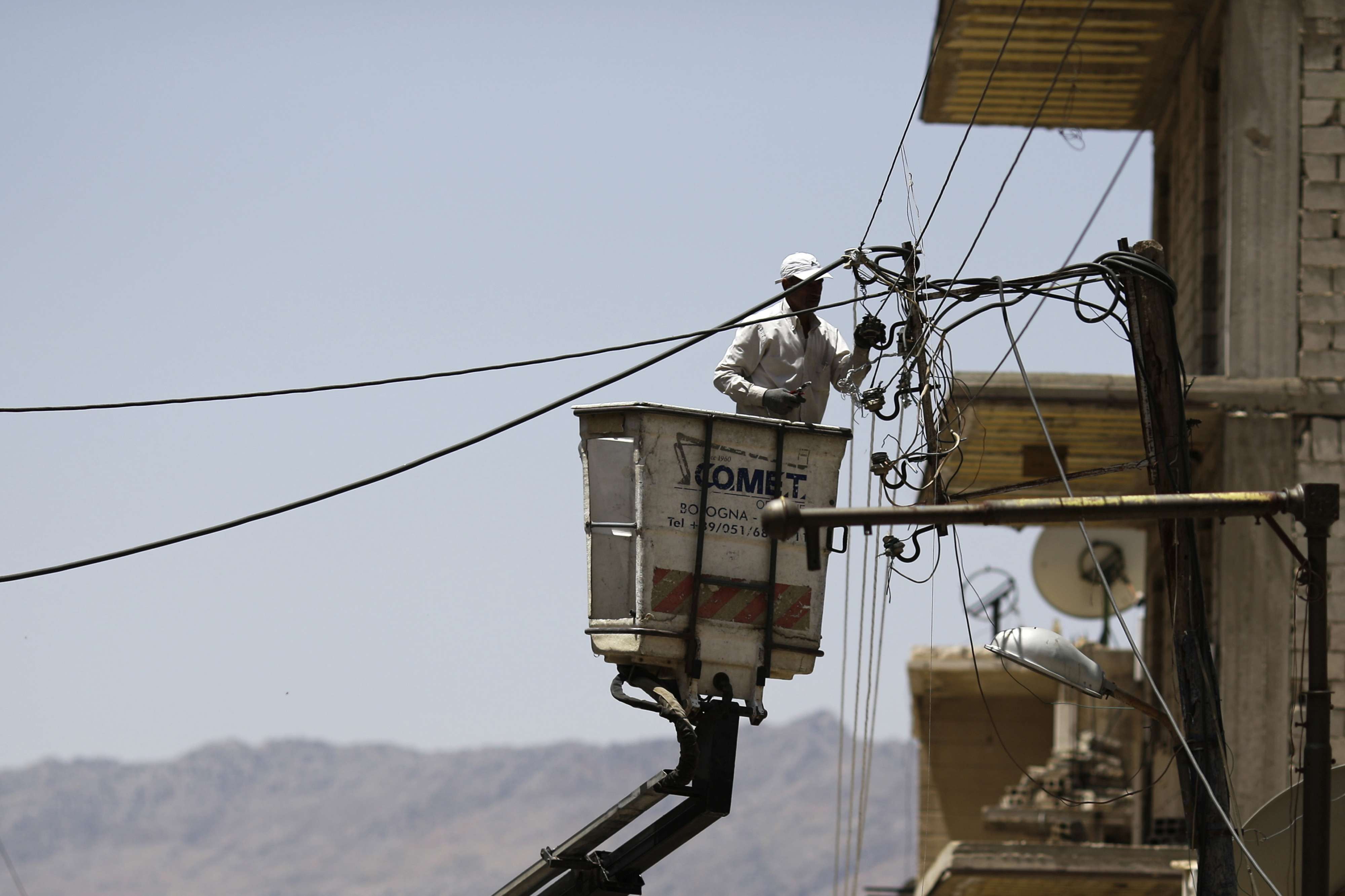 دمشق وطهران توقعان اتفاقا يمنح إيران أحقية اعادة بناء شبكة الكهرباء التي تضررت كثيرا من الحرب 