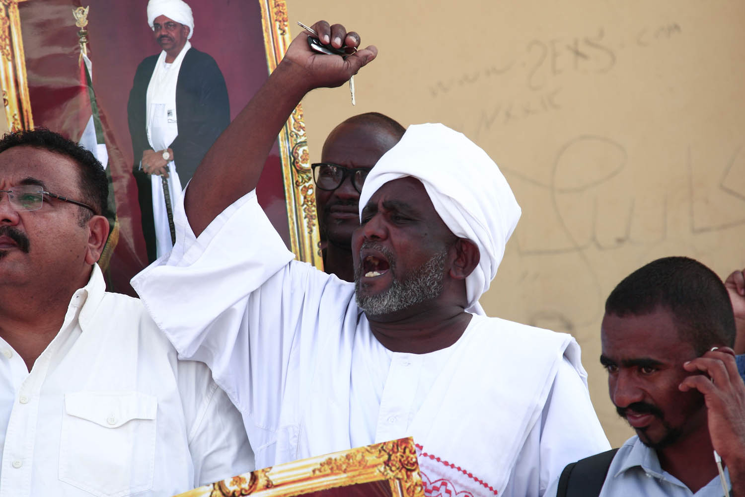 متظاهرون مؤيدون للرئيس السوداني السابق عمر البشير