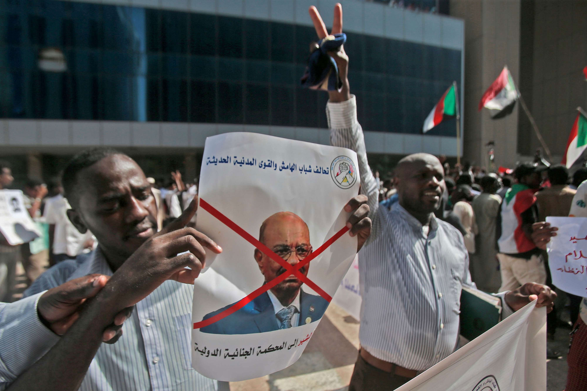 السودانيون طالبوا خلال احتجاجاتهم بتفكيك نظام أثقل كاهلهم