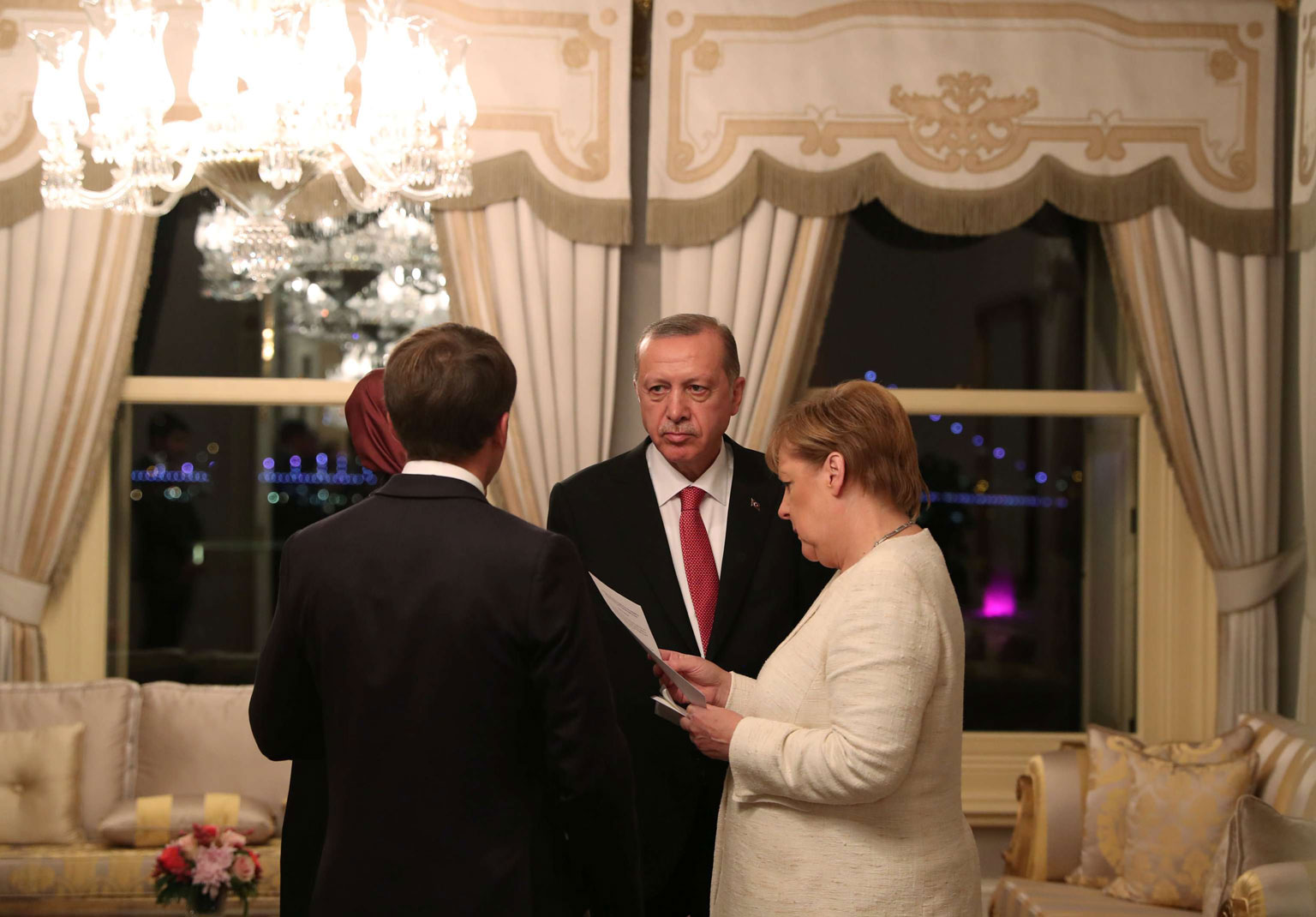 الرئيس التركي في لقاء سابق مع الرئيس الفرنسي والمستشارة الالمانية