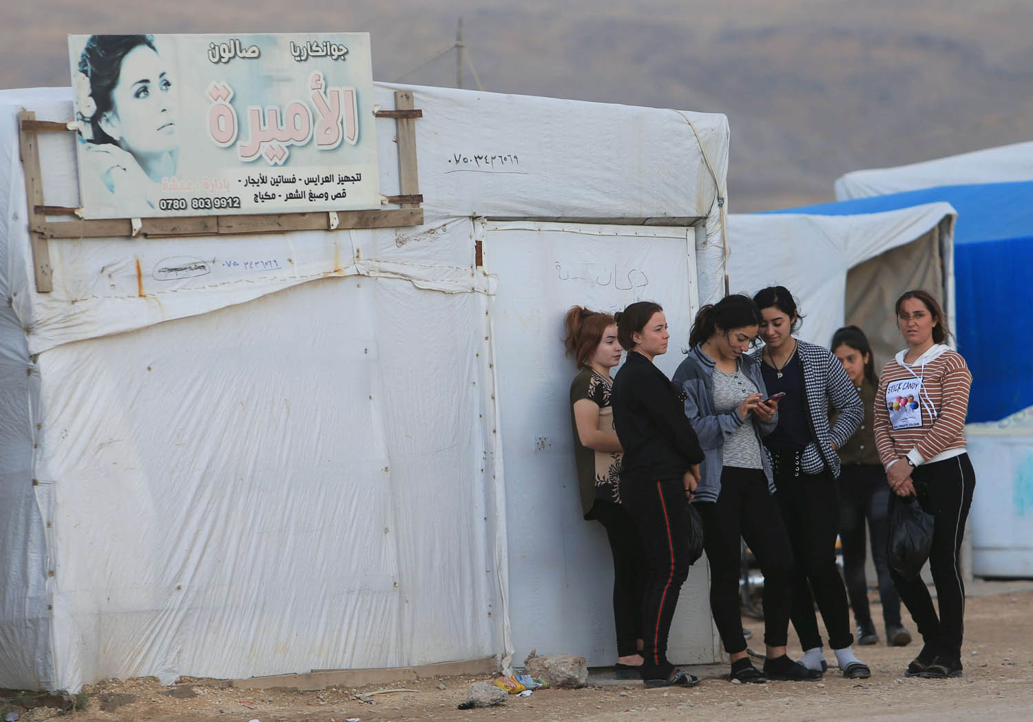 يزيديات في مخيم للنازحين بالقرب من دهوك في كردستان العراق