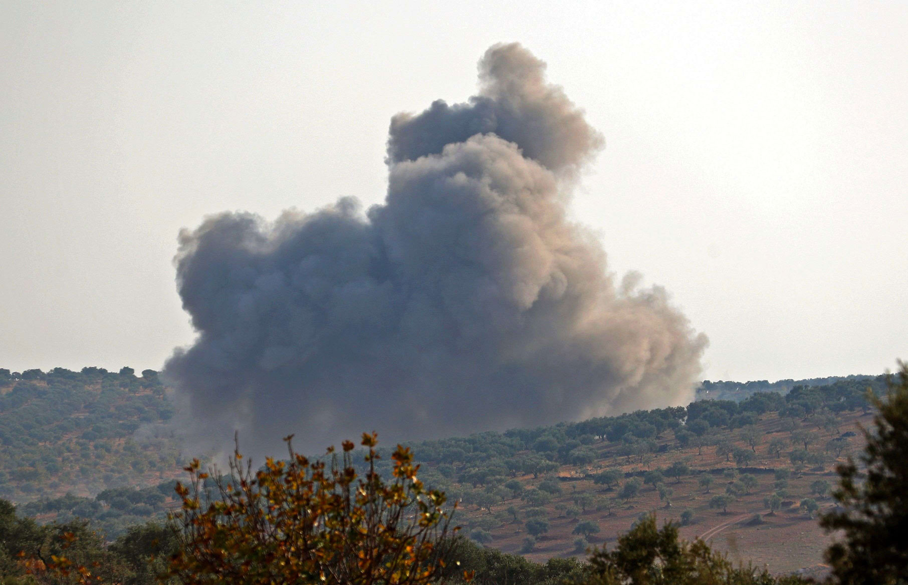 الدخان يتصاعد إثر غارات جوية نفذتها قوات النظام السوري في إدلب
