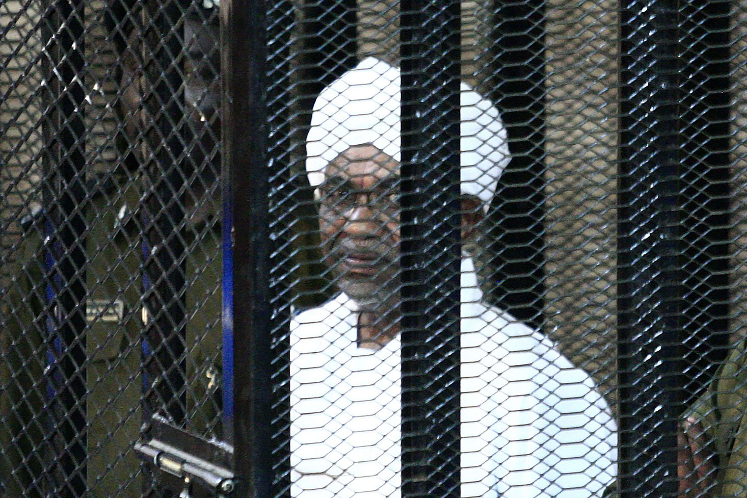 الرئيس السوداني المخلوع عمر البشير في قفص المحكمة
