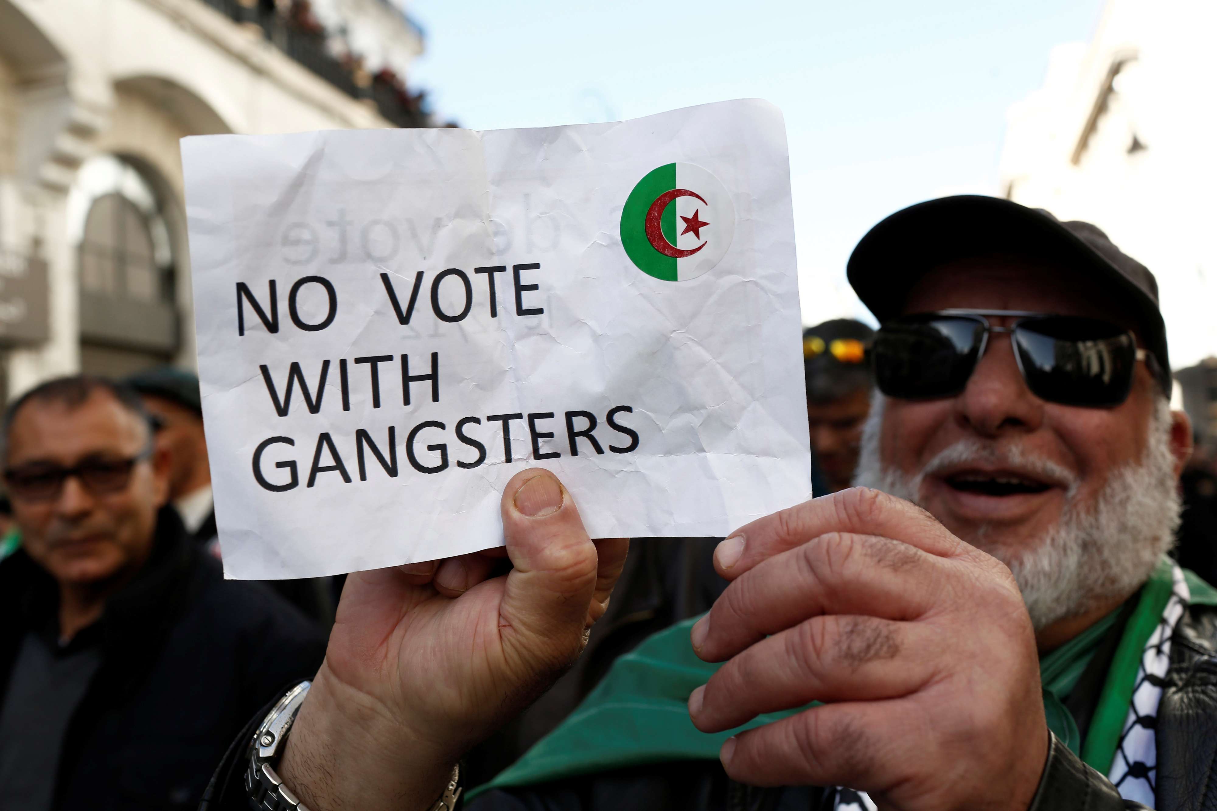 جزائريون يعبرون عن رفضهم للانتخابات