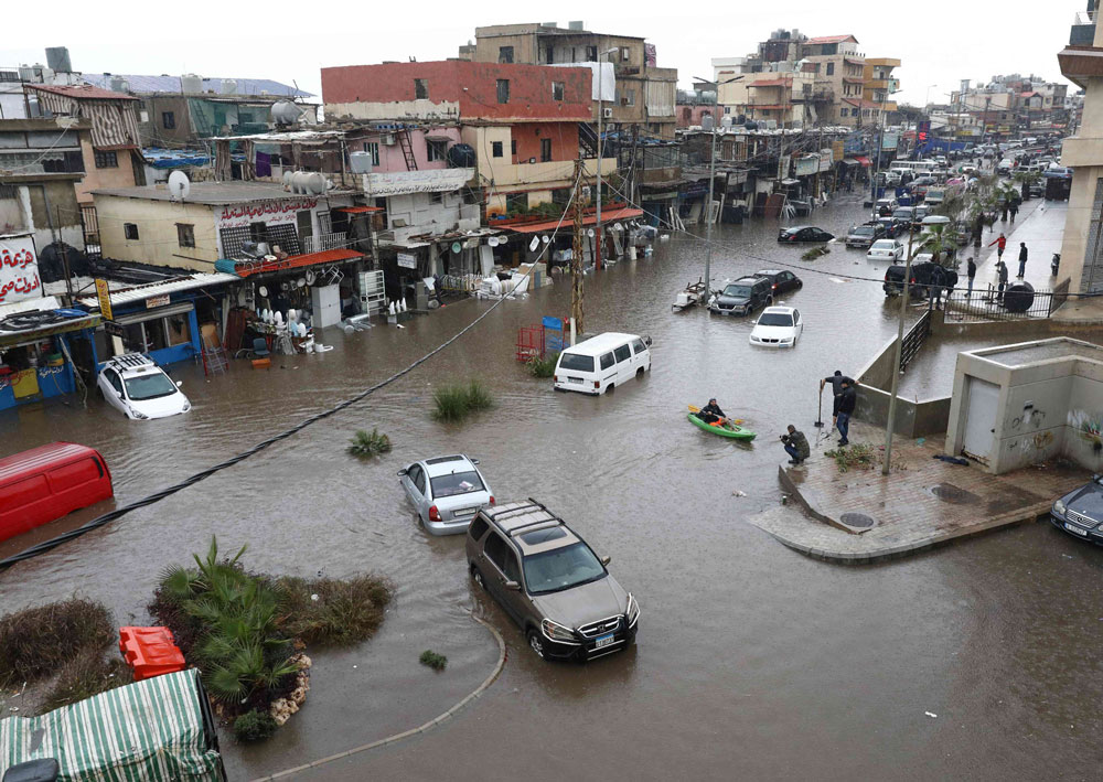 مياه الأمطار تغمر شوارع بيروت