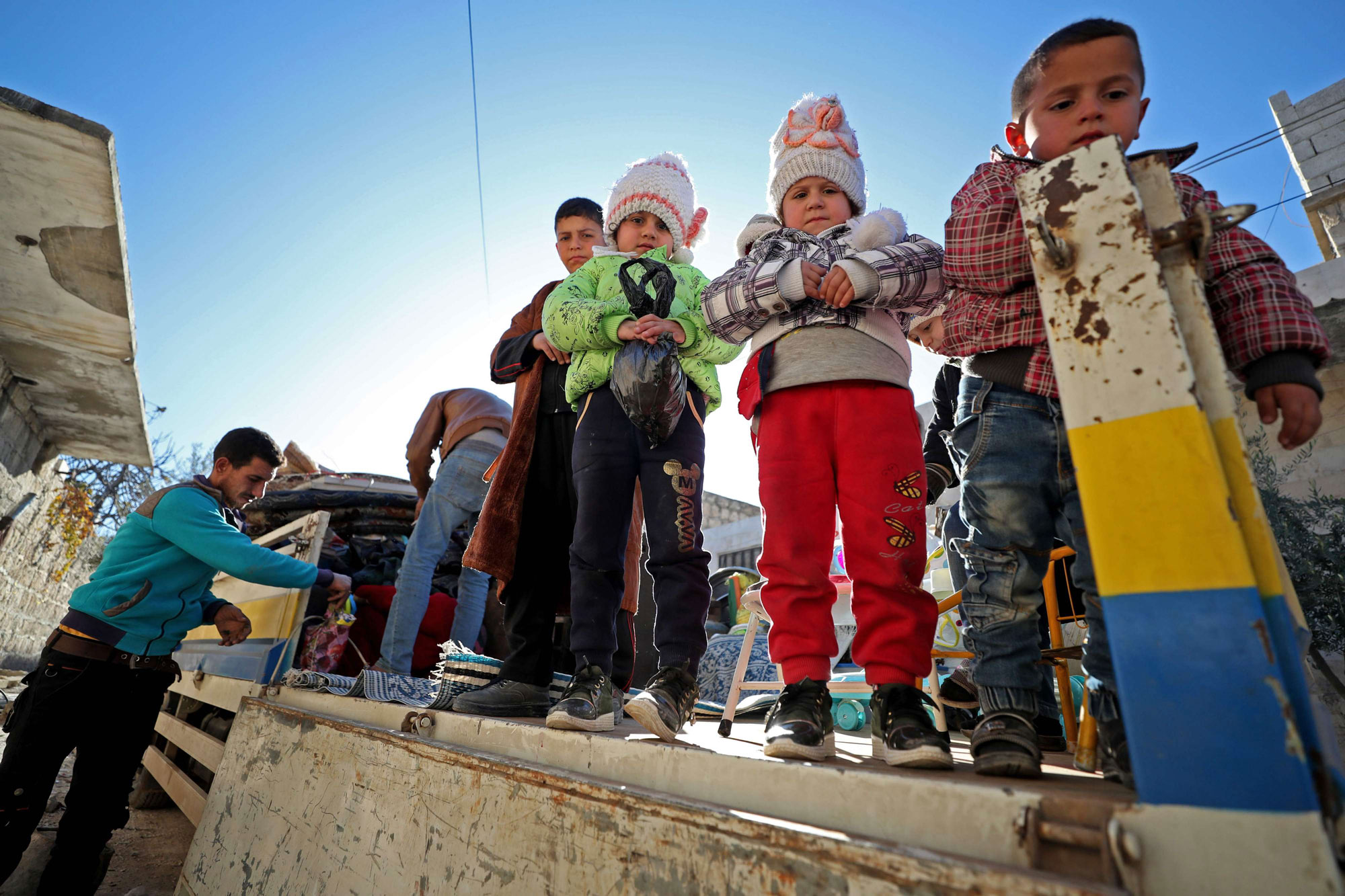 أطفال سوريون يستعدون للنزوح رفقة عائلاتهم هربا من القصف