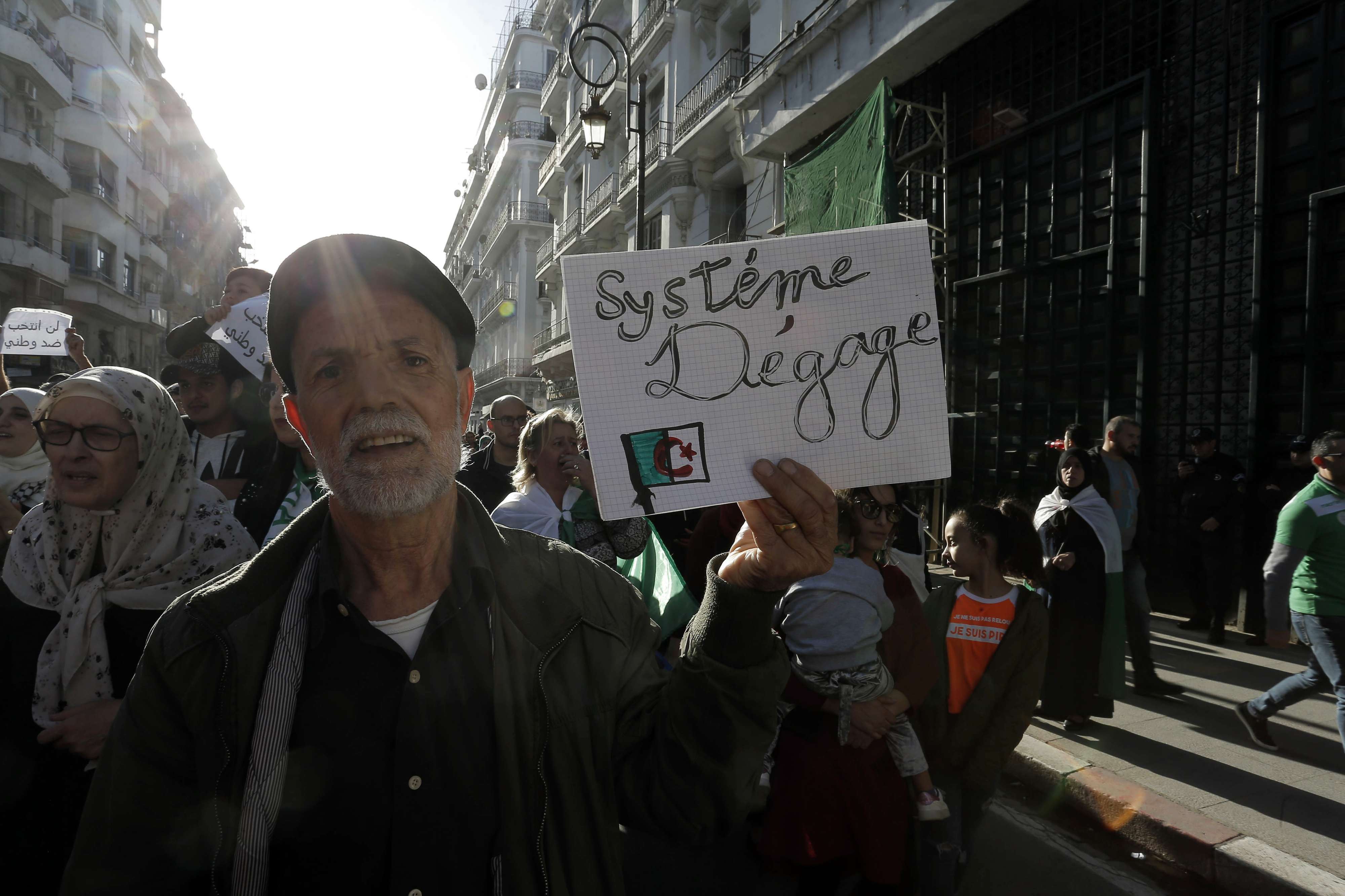 الجزائريون يطالبون بقطيعة حقيقية مع نظام "فاسد"