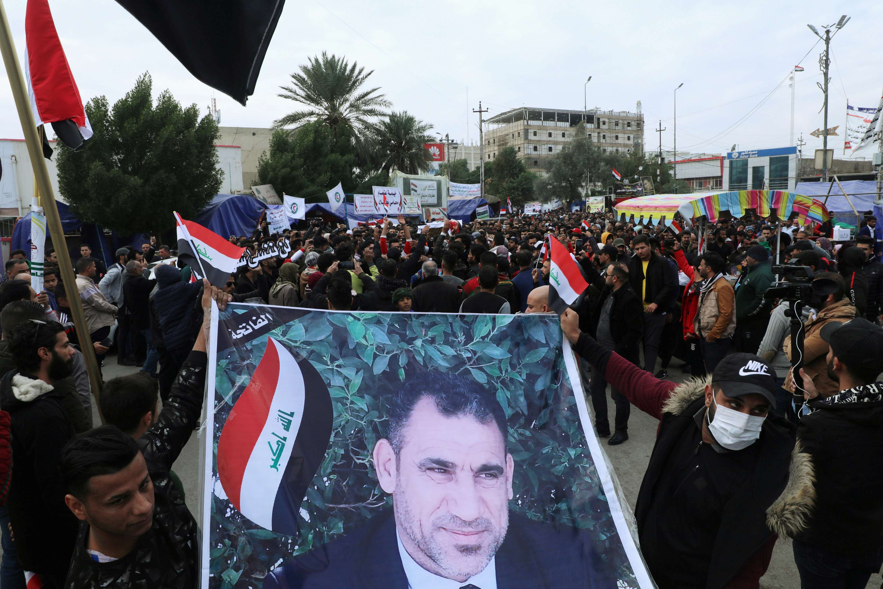آلاف العراقيين يشيعون جنازة الناشط المدني البارز فاهم الطائي