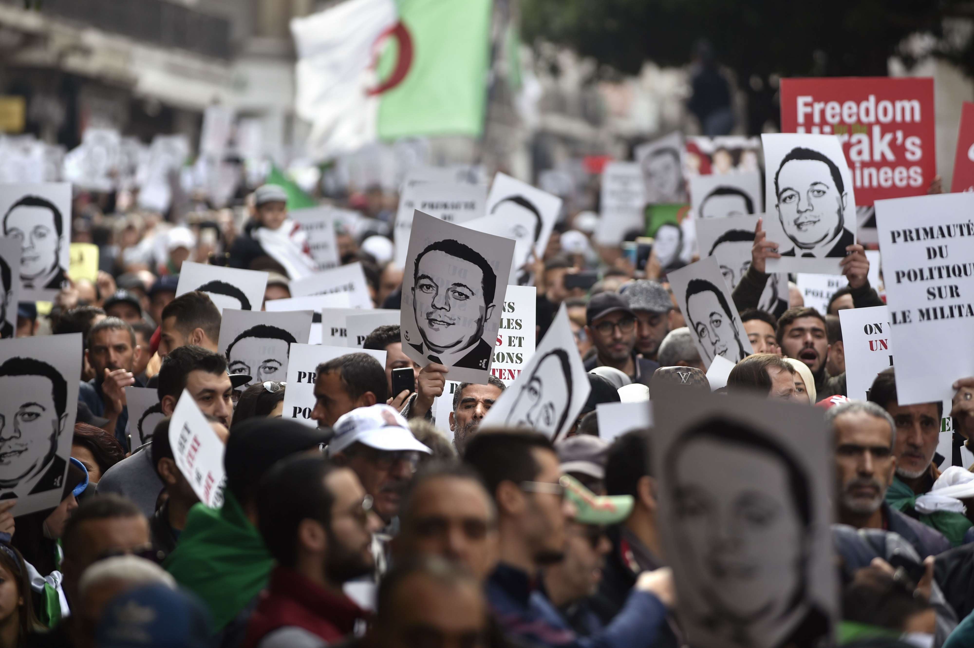 احتجاجات الجزائر تستمر بعد رحيل قايد صالح