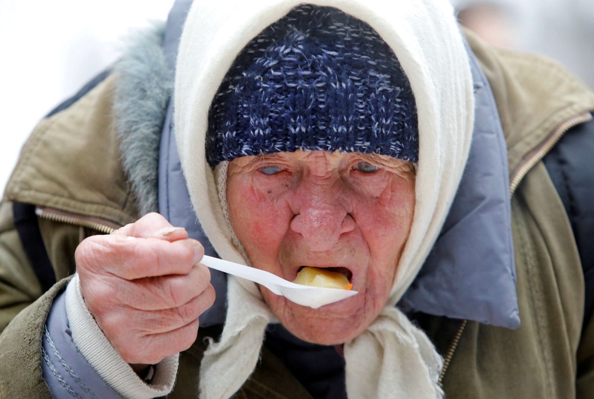 سيدة روسية مسنة تتناول طعامها
