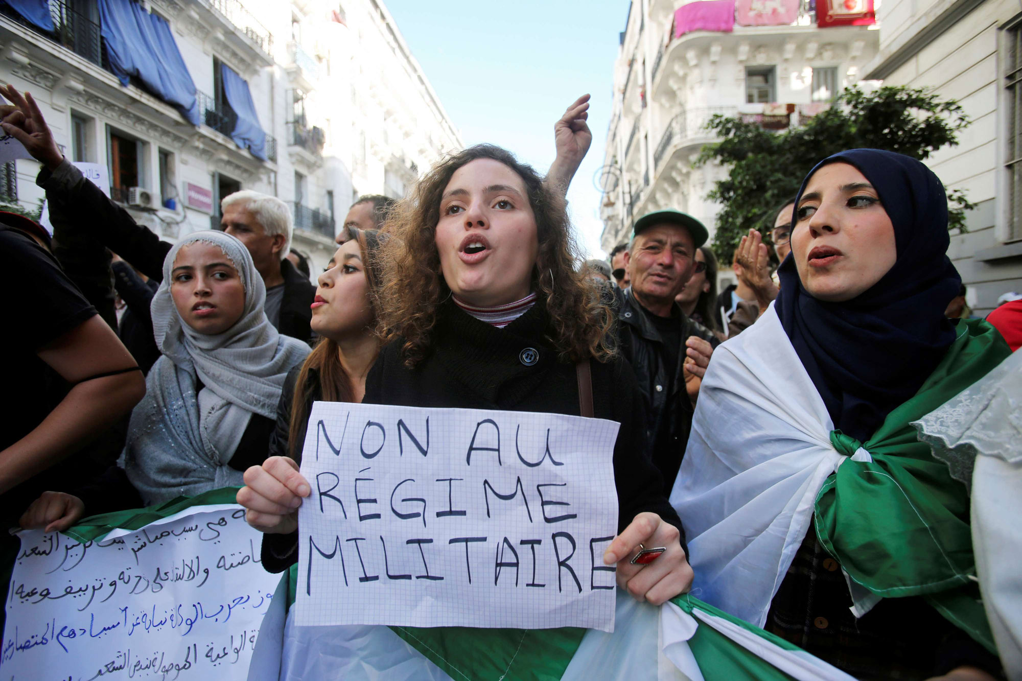 الهتافات تتعالى في الجزائر ضد القيادة العسكرية