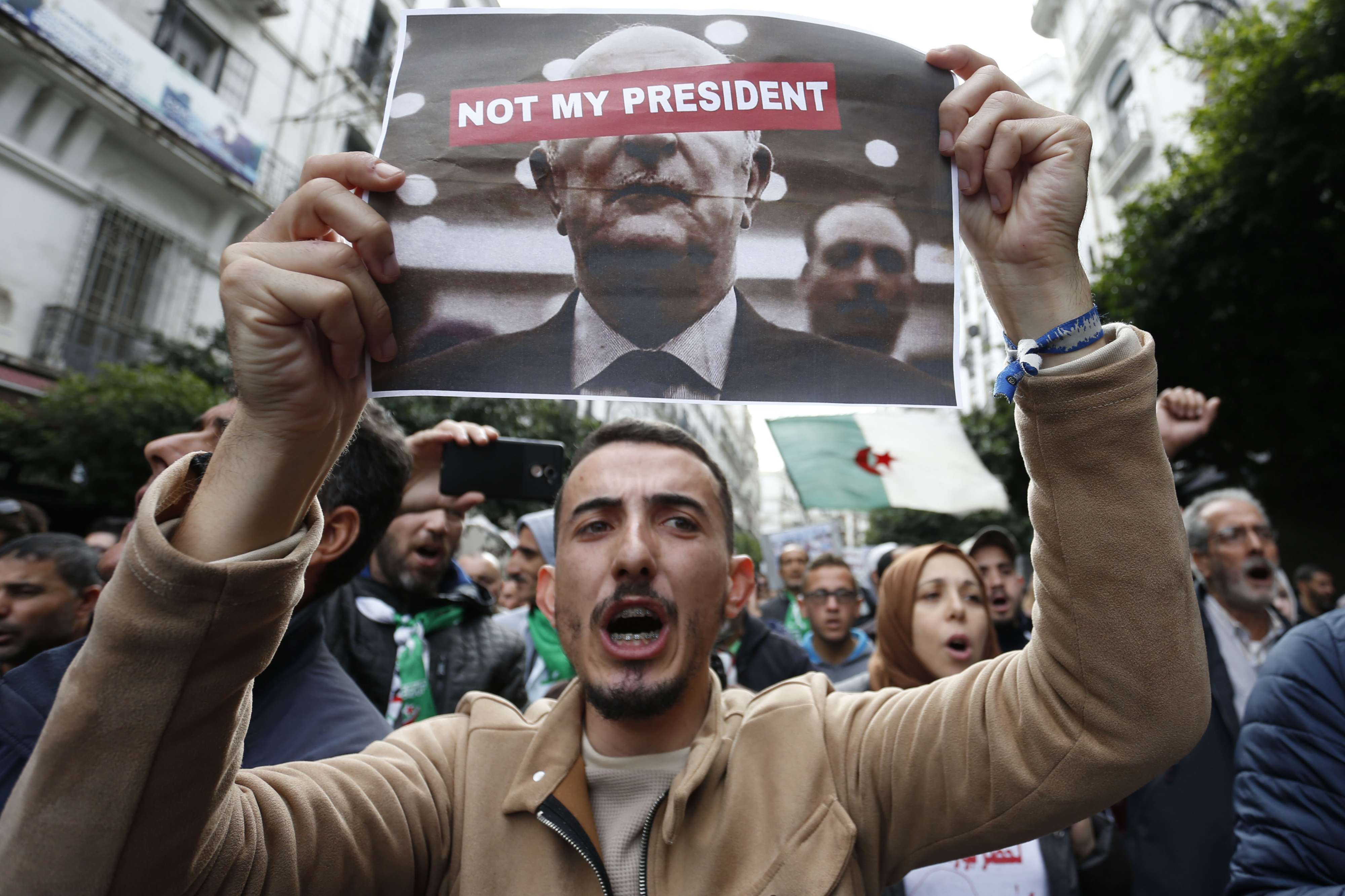 الحراك الجزائري يرفض الرئيس المنتخب معتبرا إياه امتدادا لنظام بوتفليقة