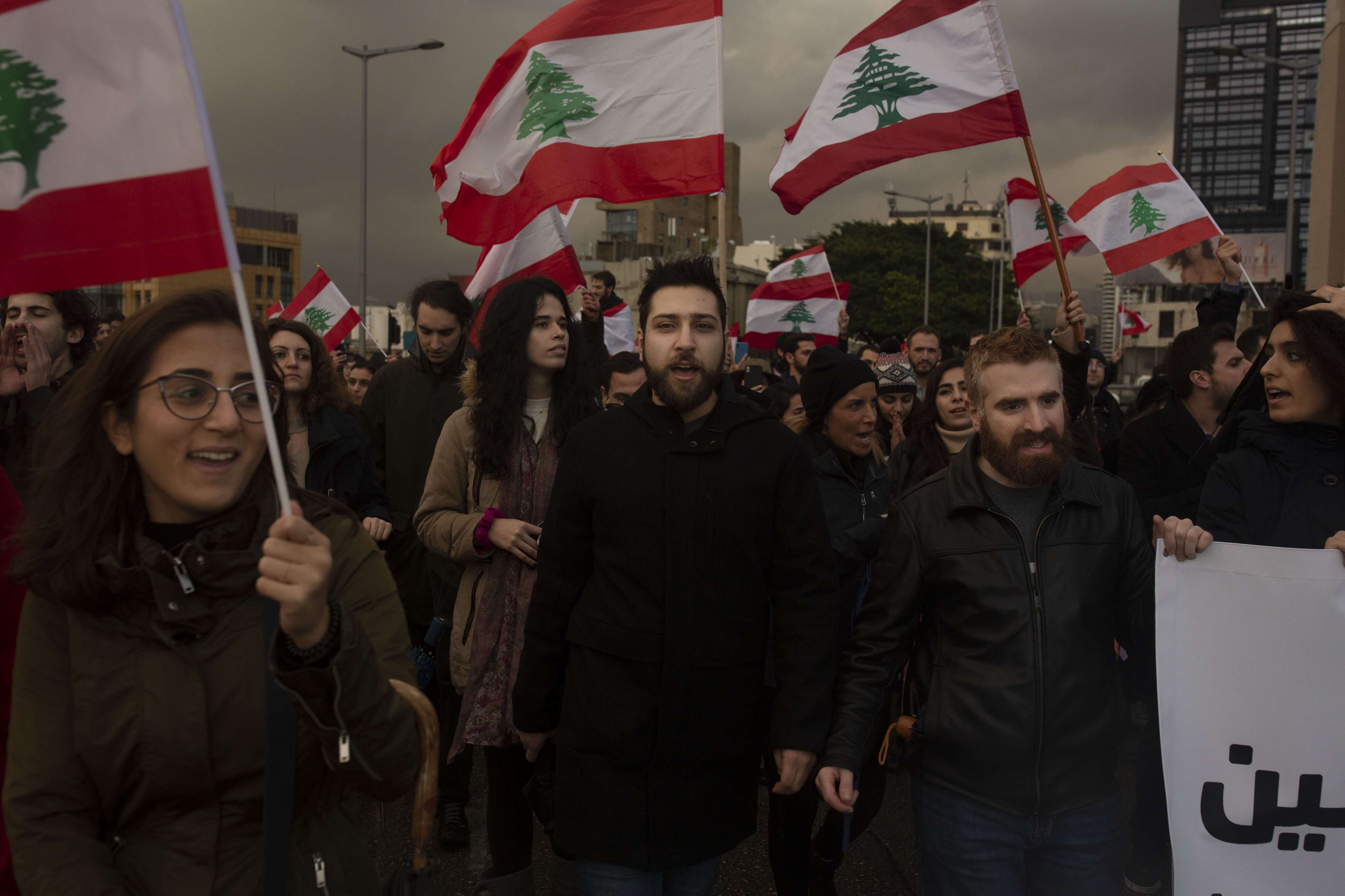 اللبنانيون يطالبون بحكومة مستعجلة خالية من الانتماءات الحزبية