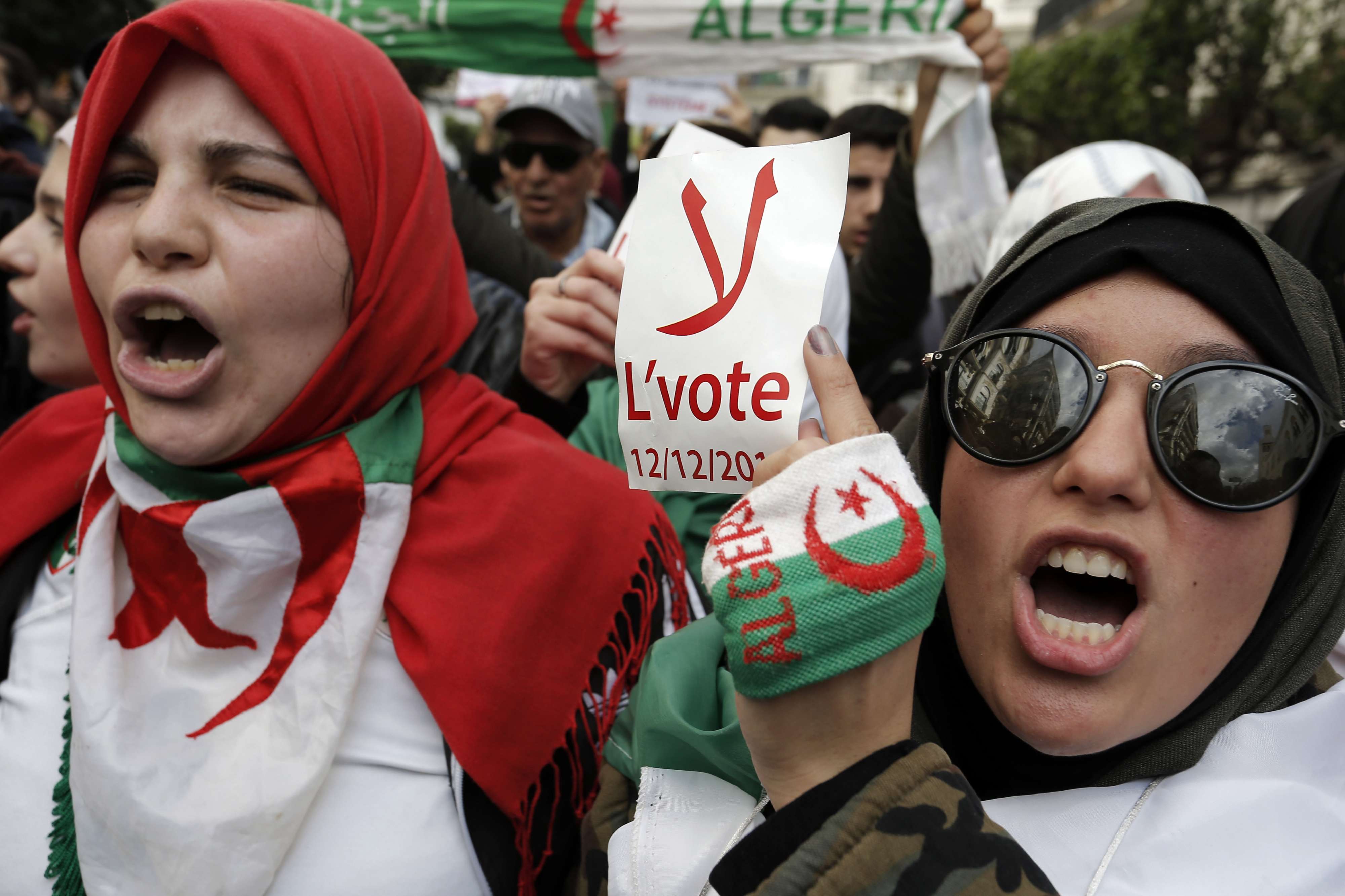 المتظاهرون في الجزائر يتجندون ضد الانتخابات