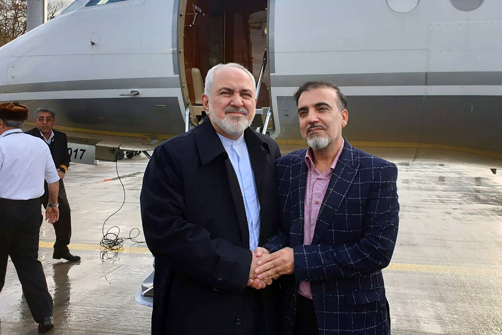 وزير الخارجية محمد جواد ظريف (يسار) والعالم الإيراني مسعود سليماني