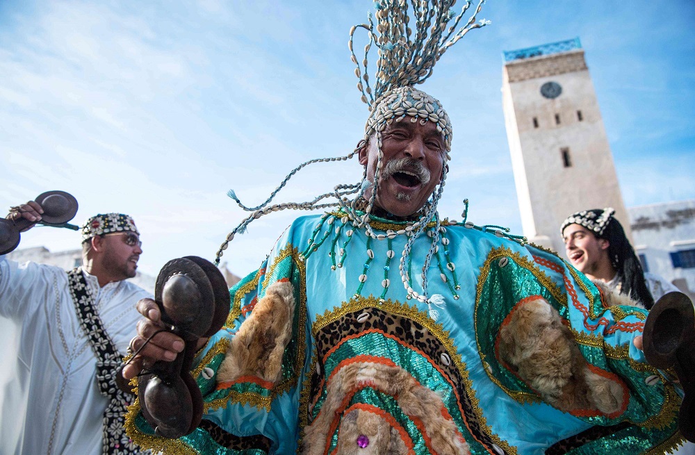 فرقة كناوة التقليدية تقدم عروضها في مدينة الصويرة احتفالا بقرار اليونسكو