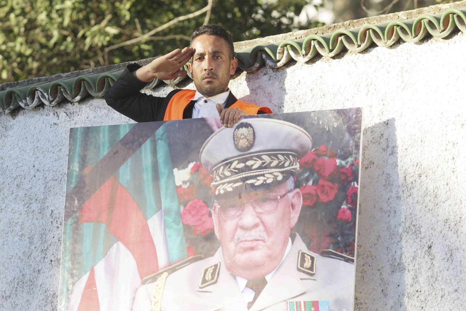 جزائري يحمل صورة للجنرال الراحل أحمد قايد صالح