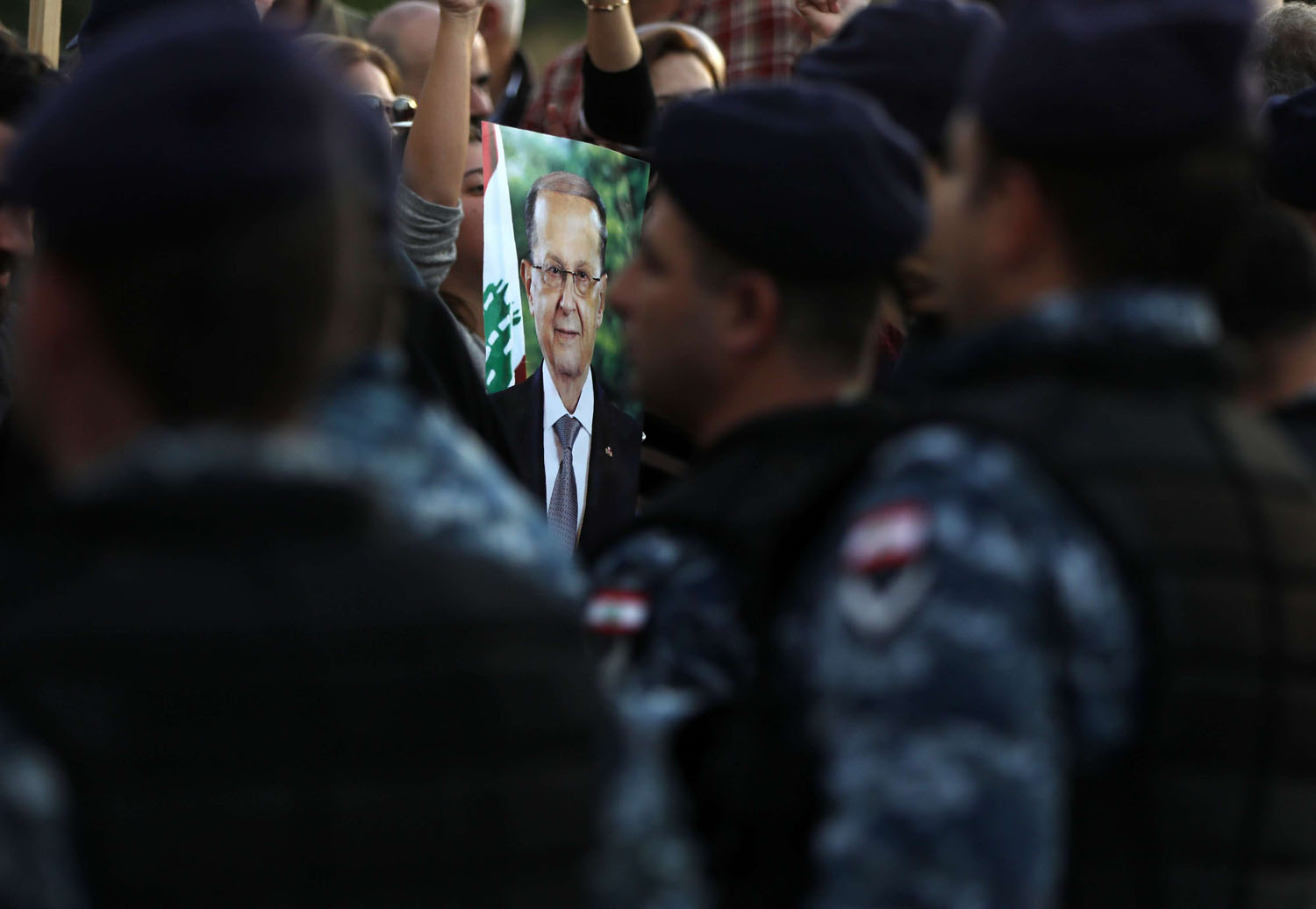 جنود لبنانيون يمنعون متظاهرين مؤيدين للرئيس ميشال عون من الوصول إلى قصر بعبدا