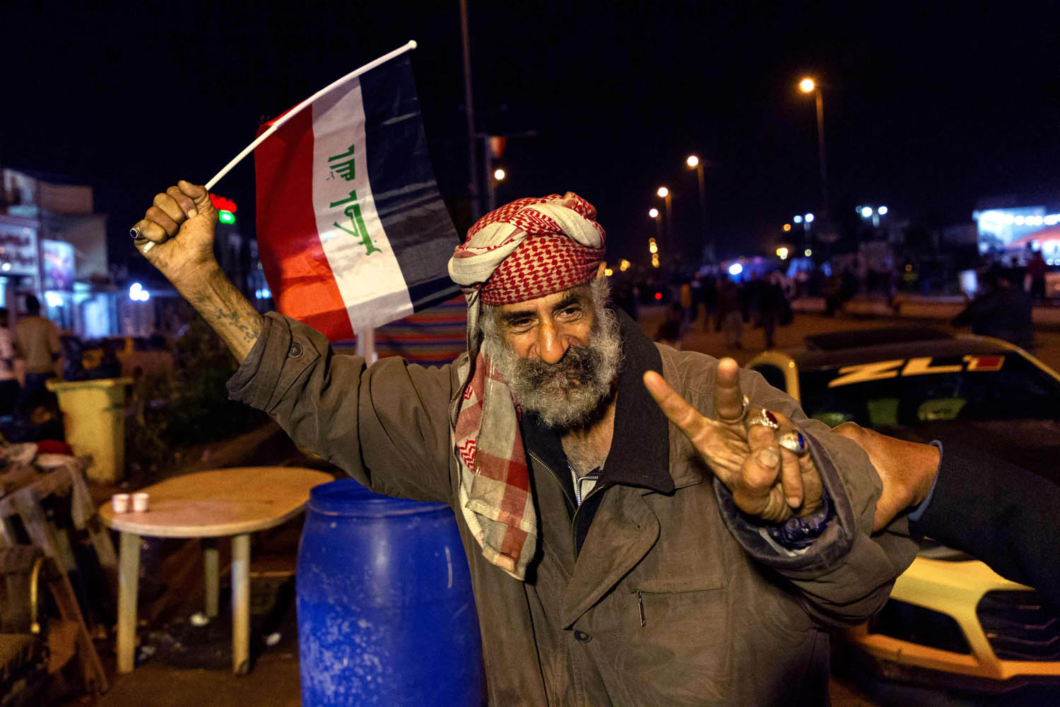 محتج عراقي وسط بغداد