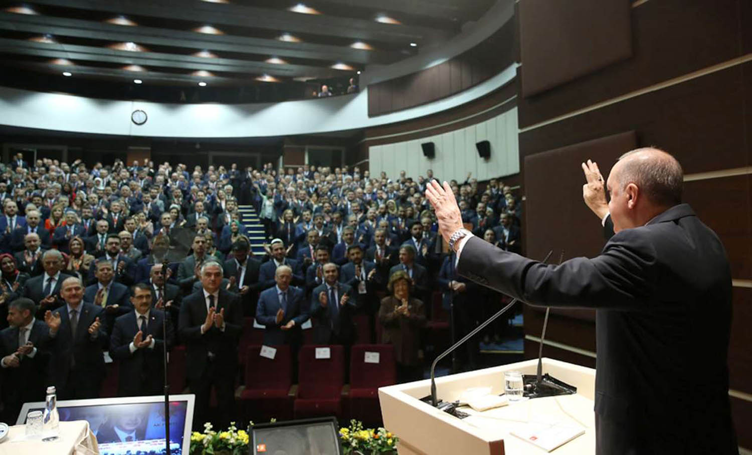 الرئيس التركي رجب طيب أردوغان يحيي اعضاء حزبه