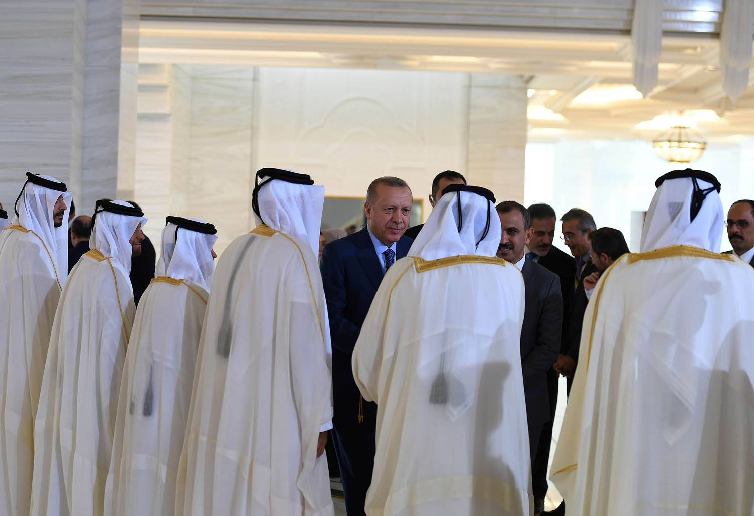 مسؤولون قطريون في استقبال الرئيس التركي رجب طيب أردوغان في الدوحة
