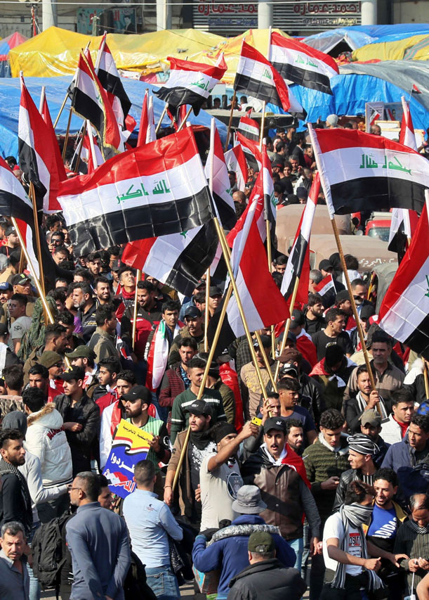 العراقيون يتمسكون برحيل طبقة سياسية تدين بالولاء لإيران