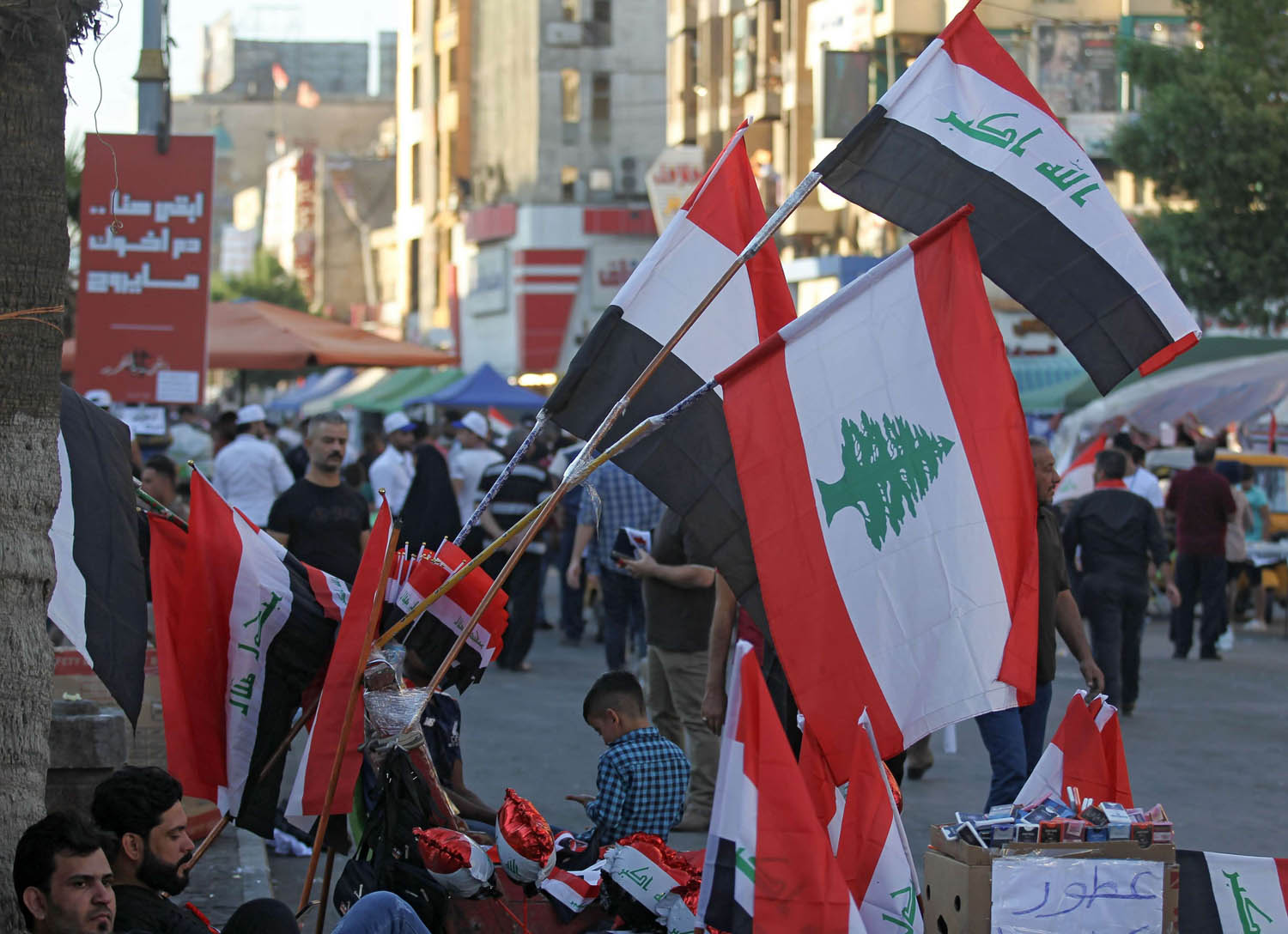 بائع لاعلام وسط بغداد