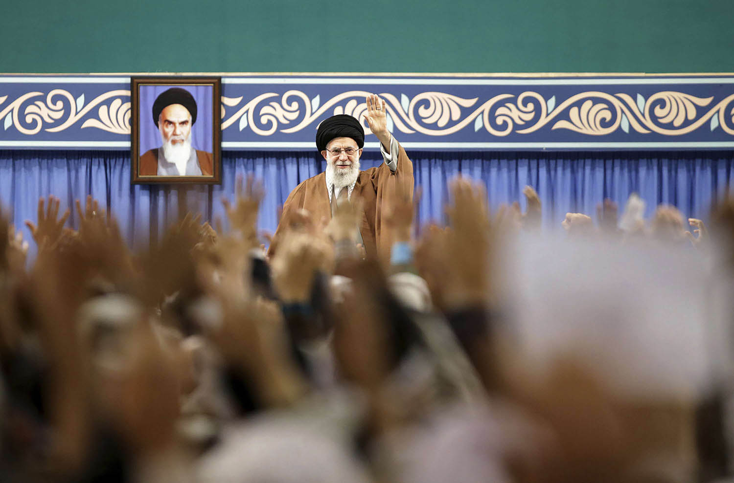 المرشد الإيراني الأعلى علي خامنئي مع مناصرين له في طهران