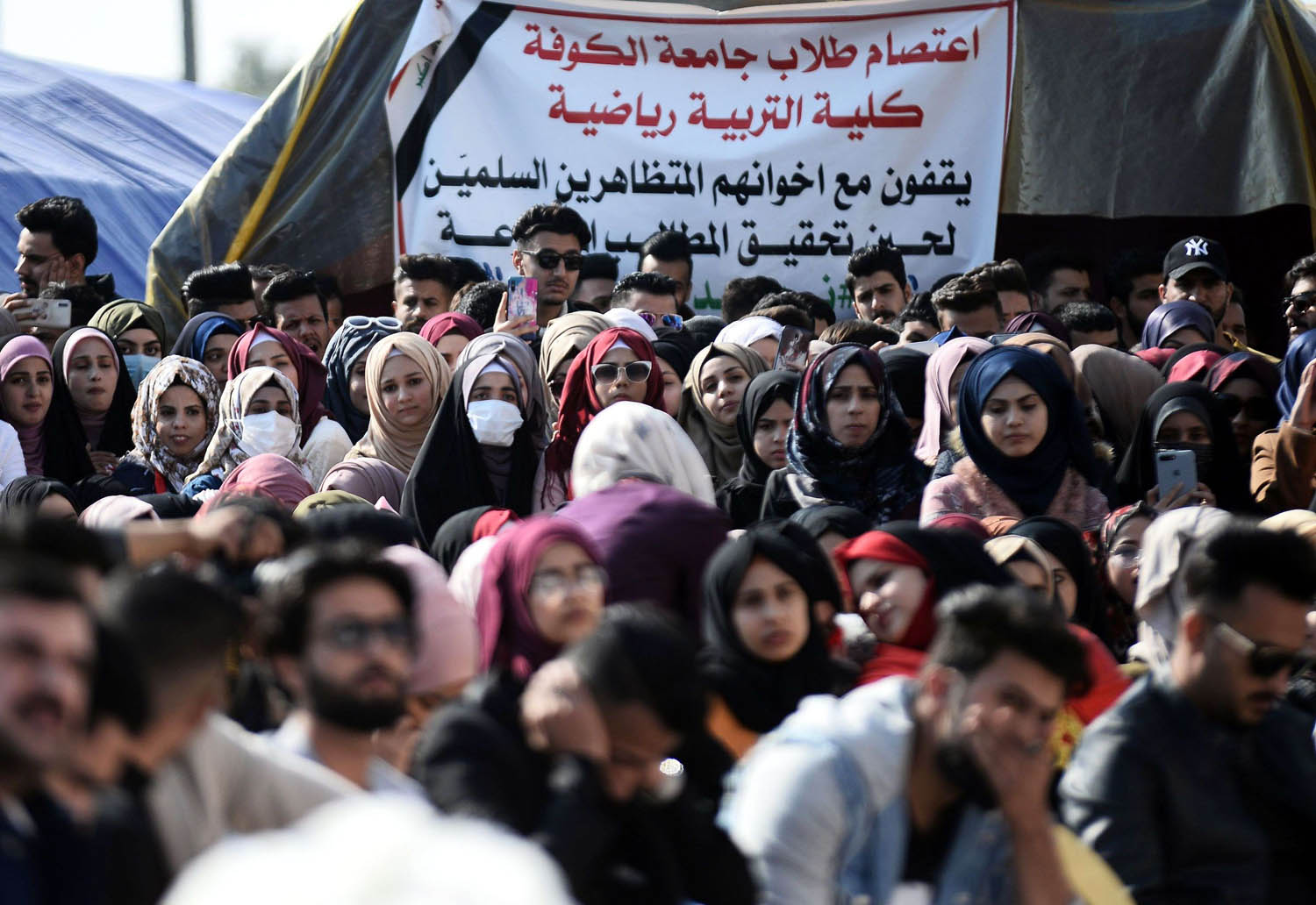 طلبة وطالبات من جامعة الكوفة يشاركون في الاحتجاجات ضد الحكومة