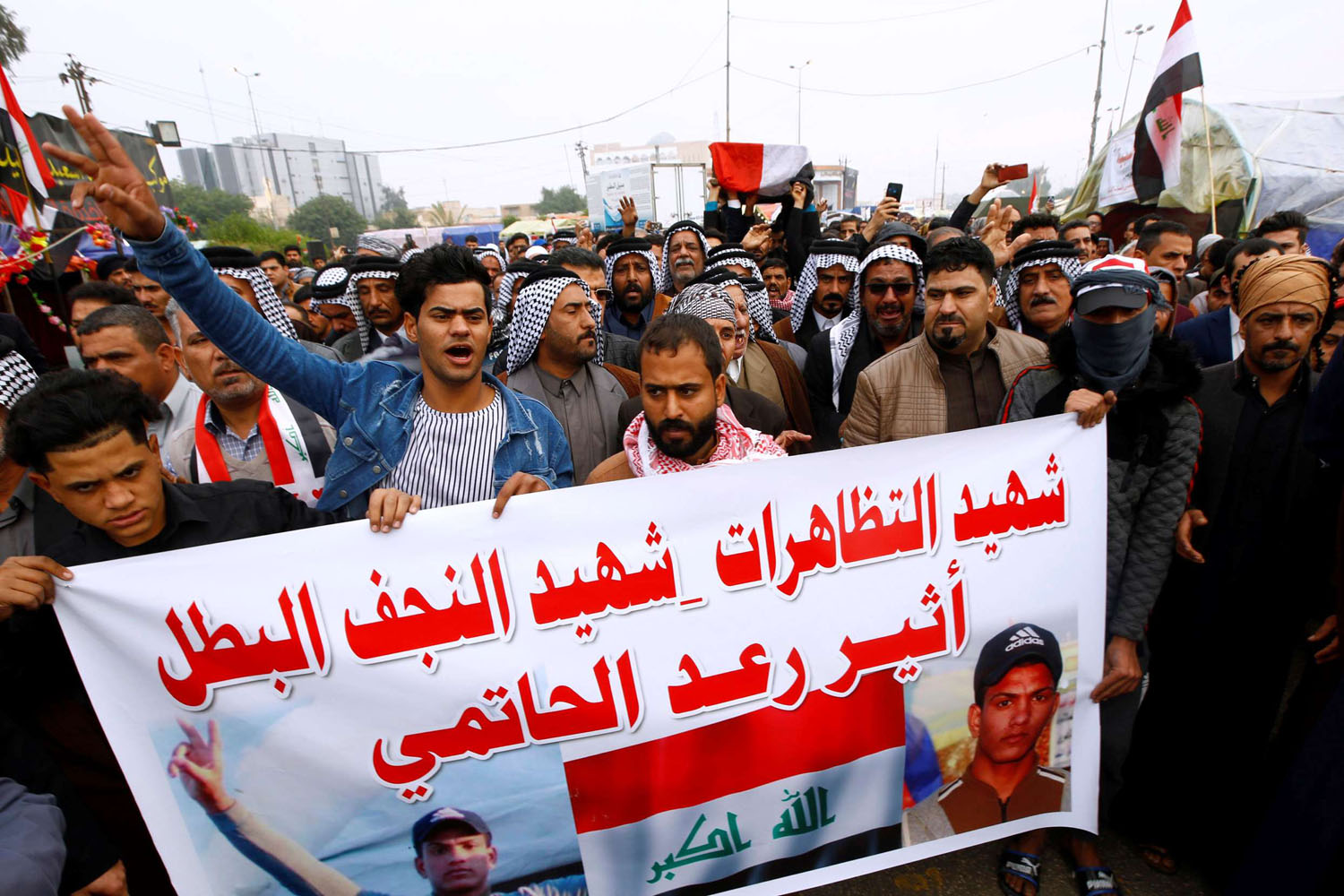 عراقيون يشيعون محتجا قتل في تظاهرات النجف