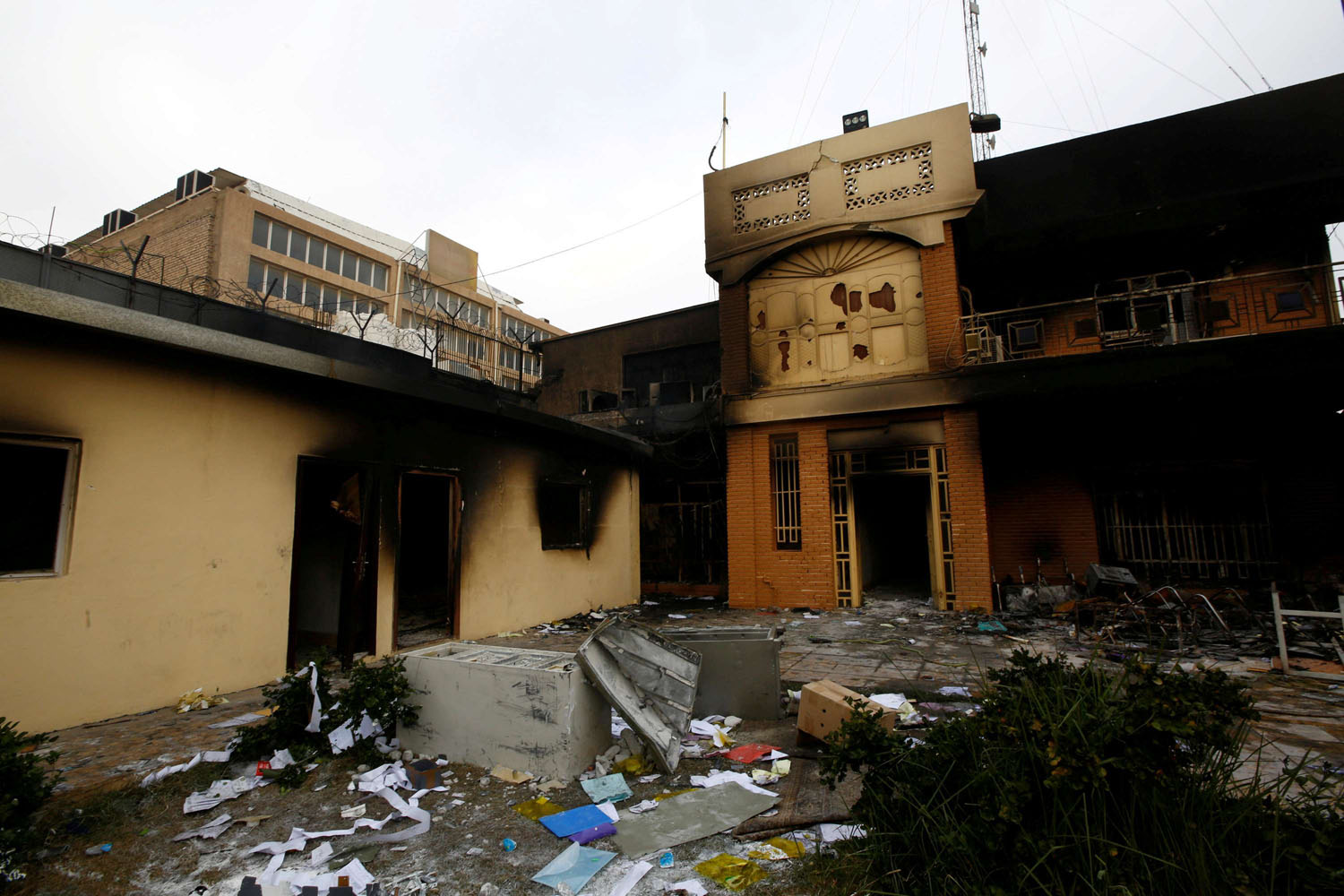 القنصلية الايرانية في النجف بعد احراقها