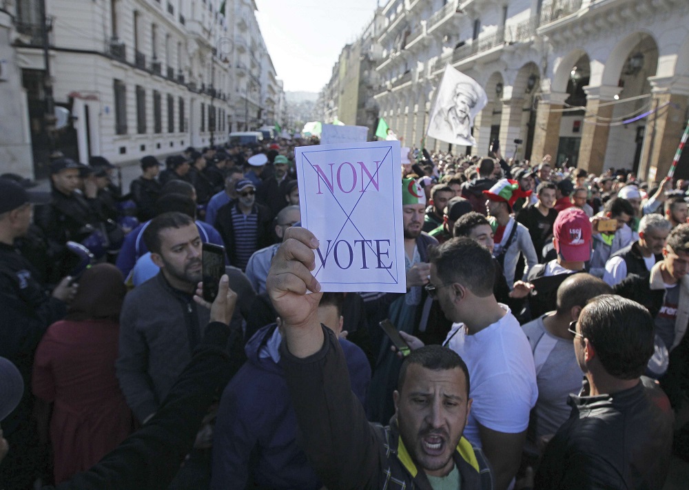 المتظاهرون الرافضون لاجراء الانتخابات الرئاسية