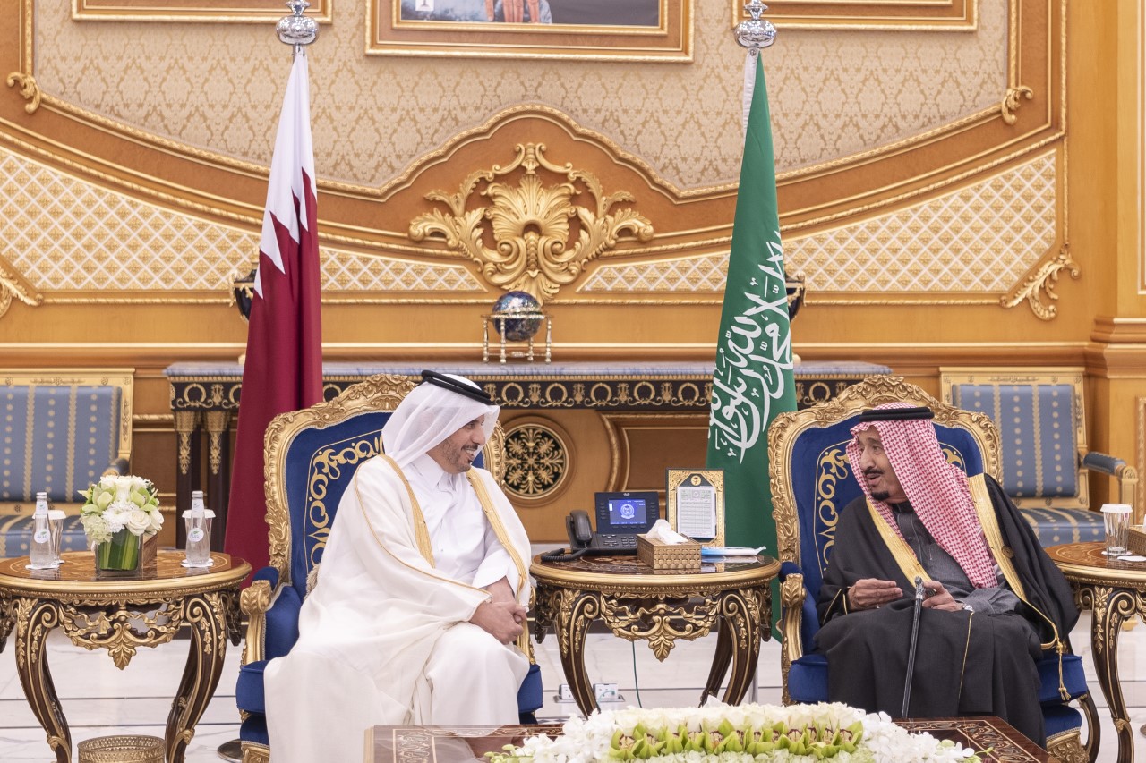 العاهل السعودي الملك سلمان بن عبدالعزيز ورئيس وزراء قطر الشيخ عبدالله بن ناصر 
