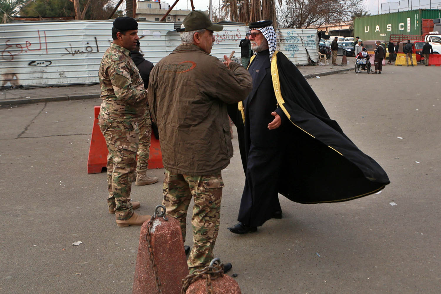 رجال أمن يفتشون المشاركين في احتجاجات ساحة التحرير في بغداد