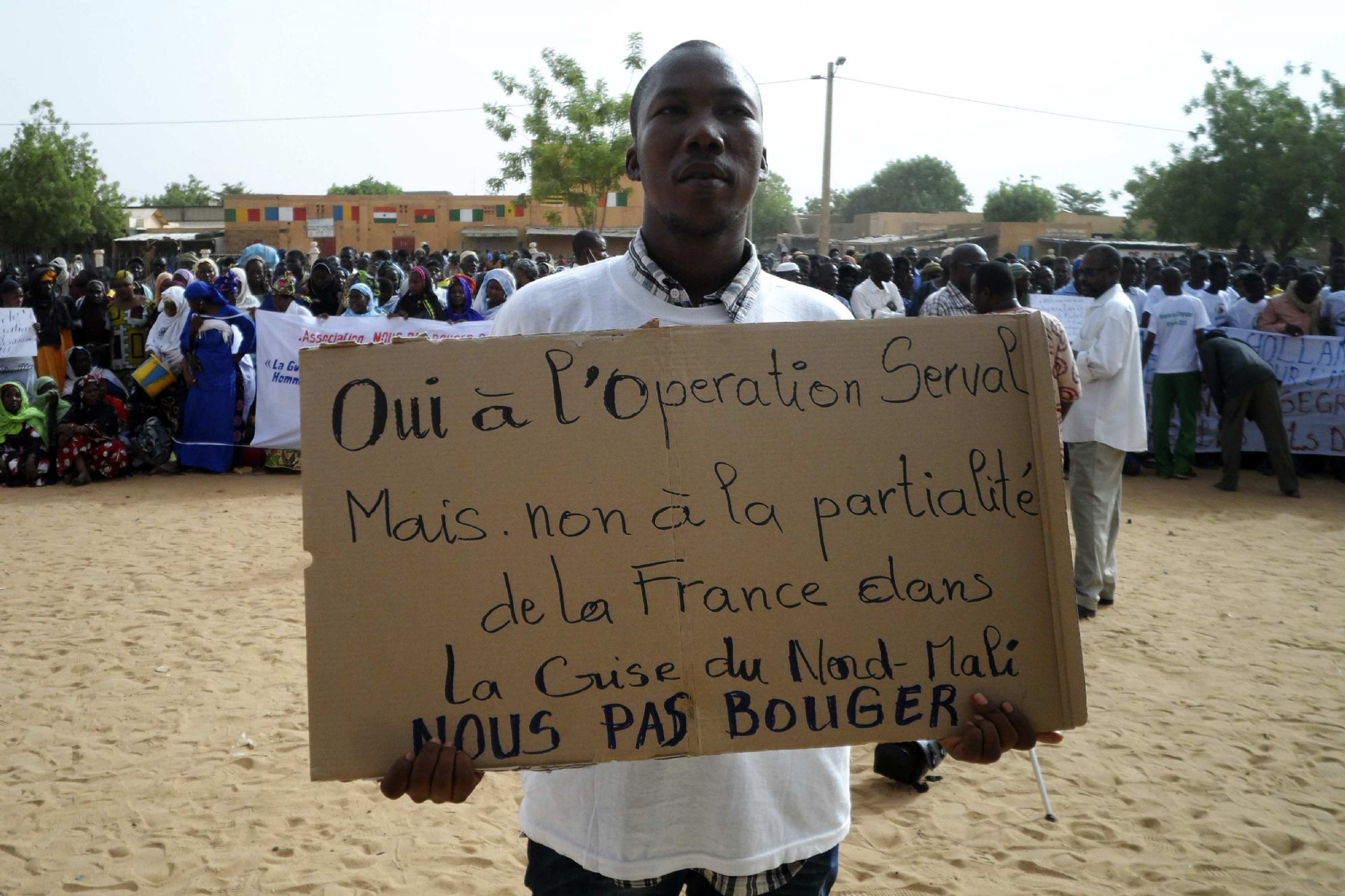الوجود الفرنسي في مالي يثير انتقادات داخل فرنسا وخارجها حيث تنتشر قوات فرنسية