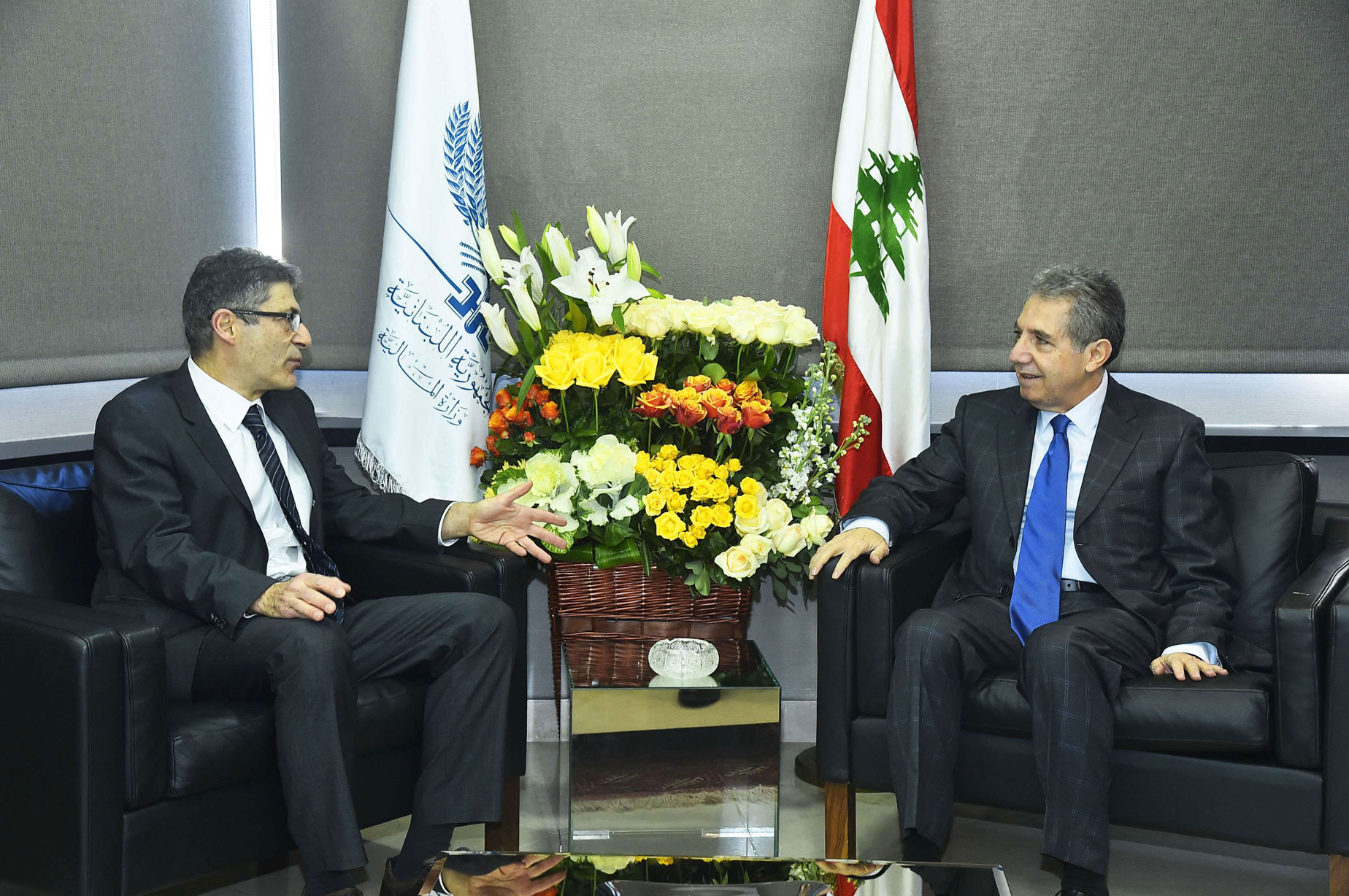 وزير المالية اللبناني غازي وزني (يمين) يجتمع بمسؤول رفيع في صندوق النقد