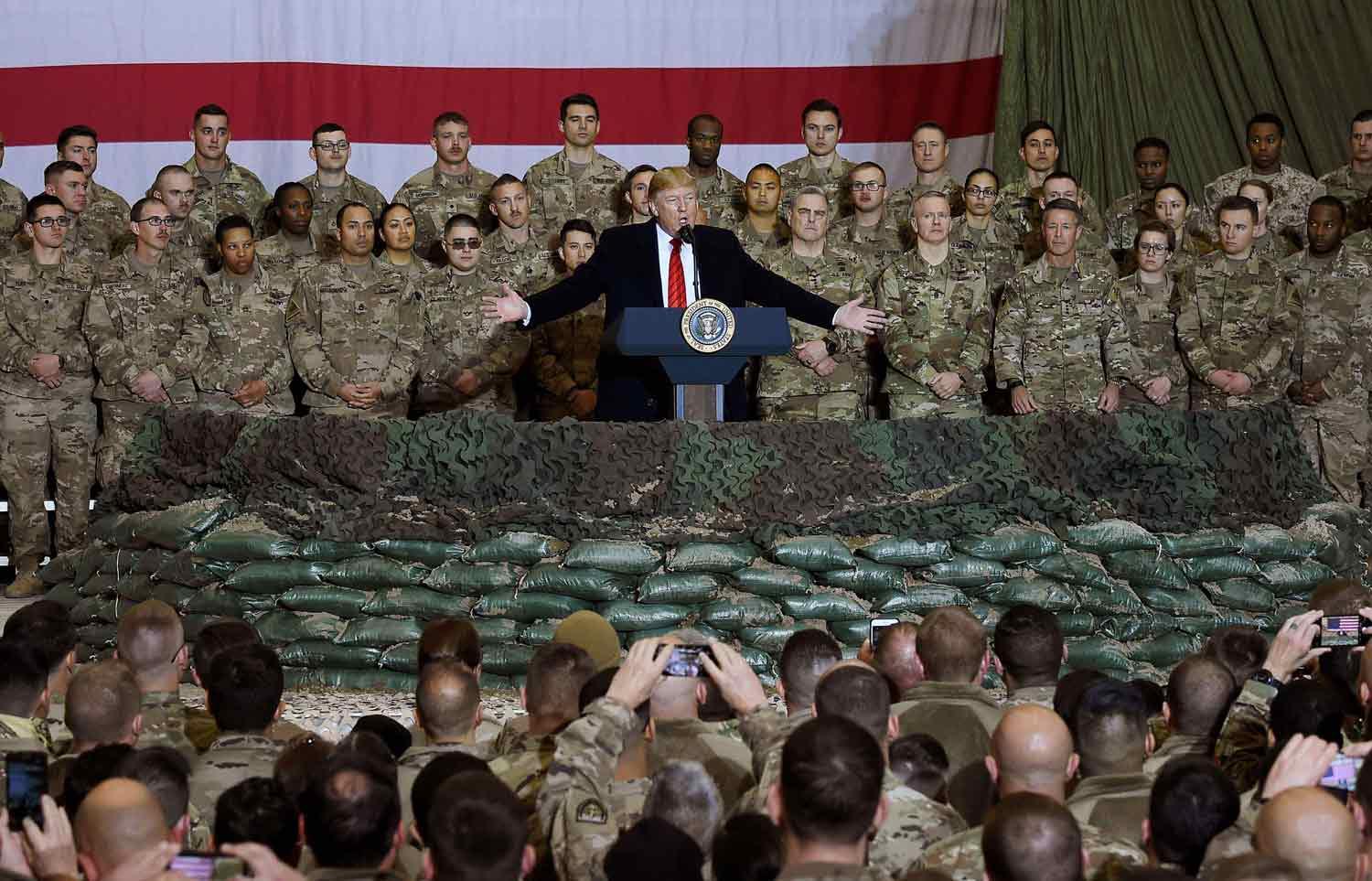 الرئيس الانميركي دونالد ترامب بين الجنود الاميركيين في افغانستان