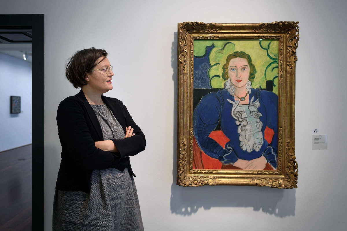 مديرة متحف في باريس تقف بجانب لوحة أصلية لهنري ماتيس