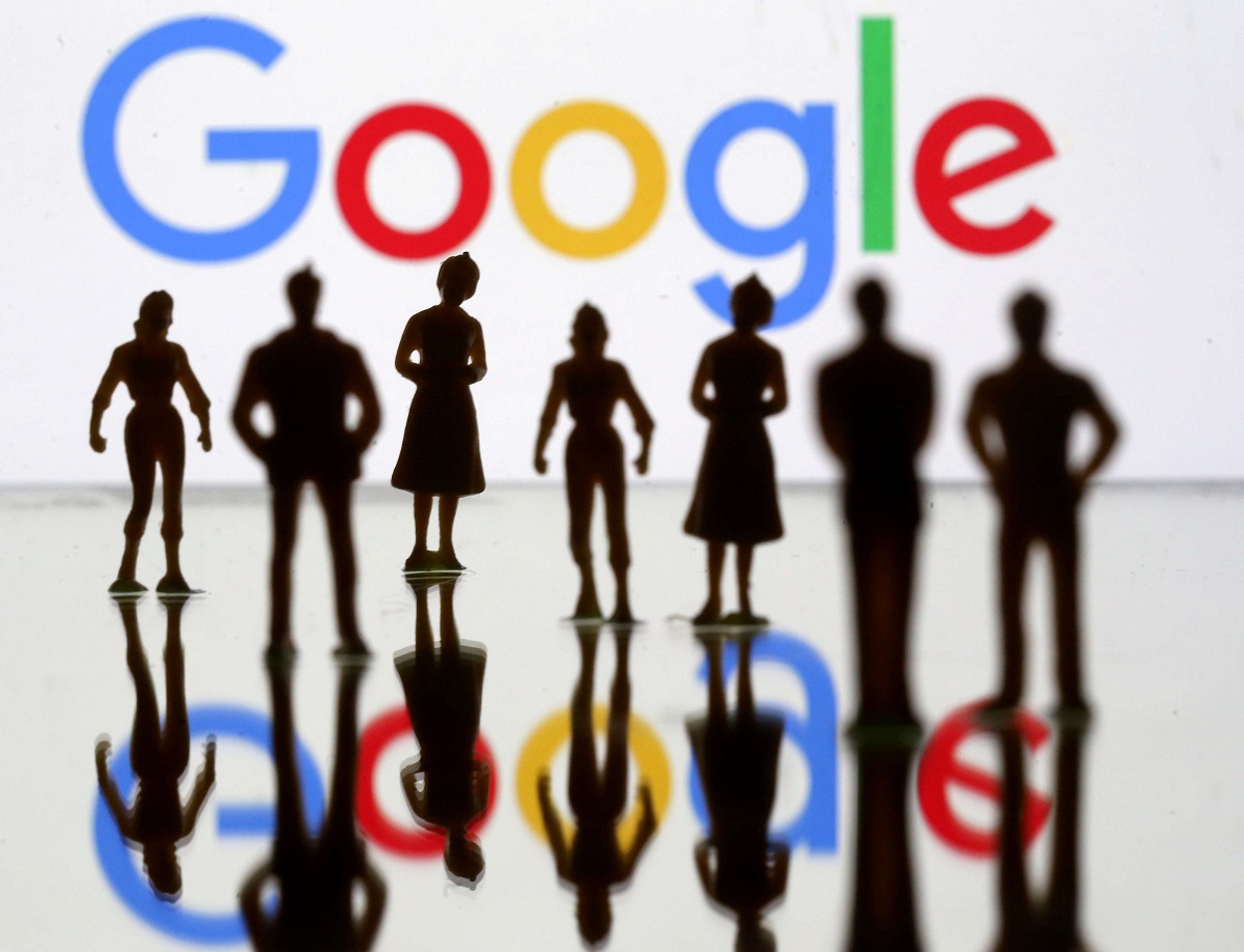 ظلال لشخصيات ألعاب صغيرة تظهر أمام شعار غوغل
