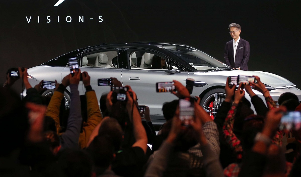 رئيس شركة سوني يكشف في معرض لاس فيغاس عن سيارة "سوني فيجن اس" الجديدة