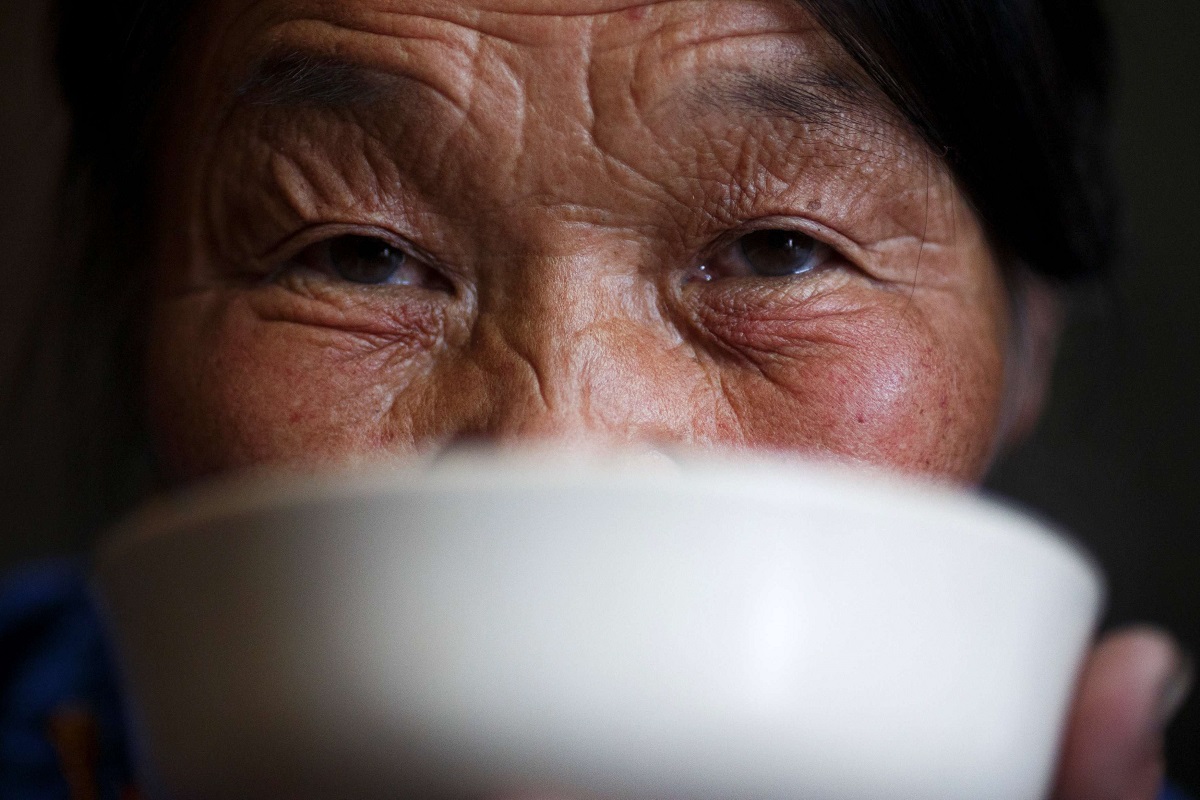 امرأة مسنة من منغوليا تشرب الشاي