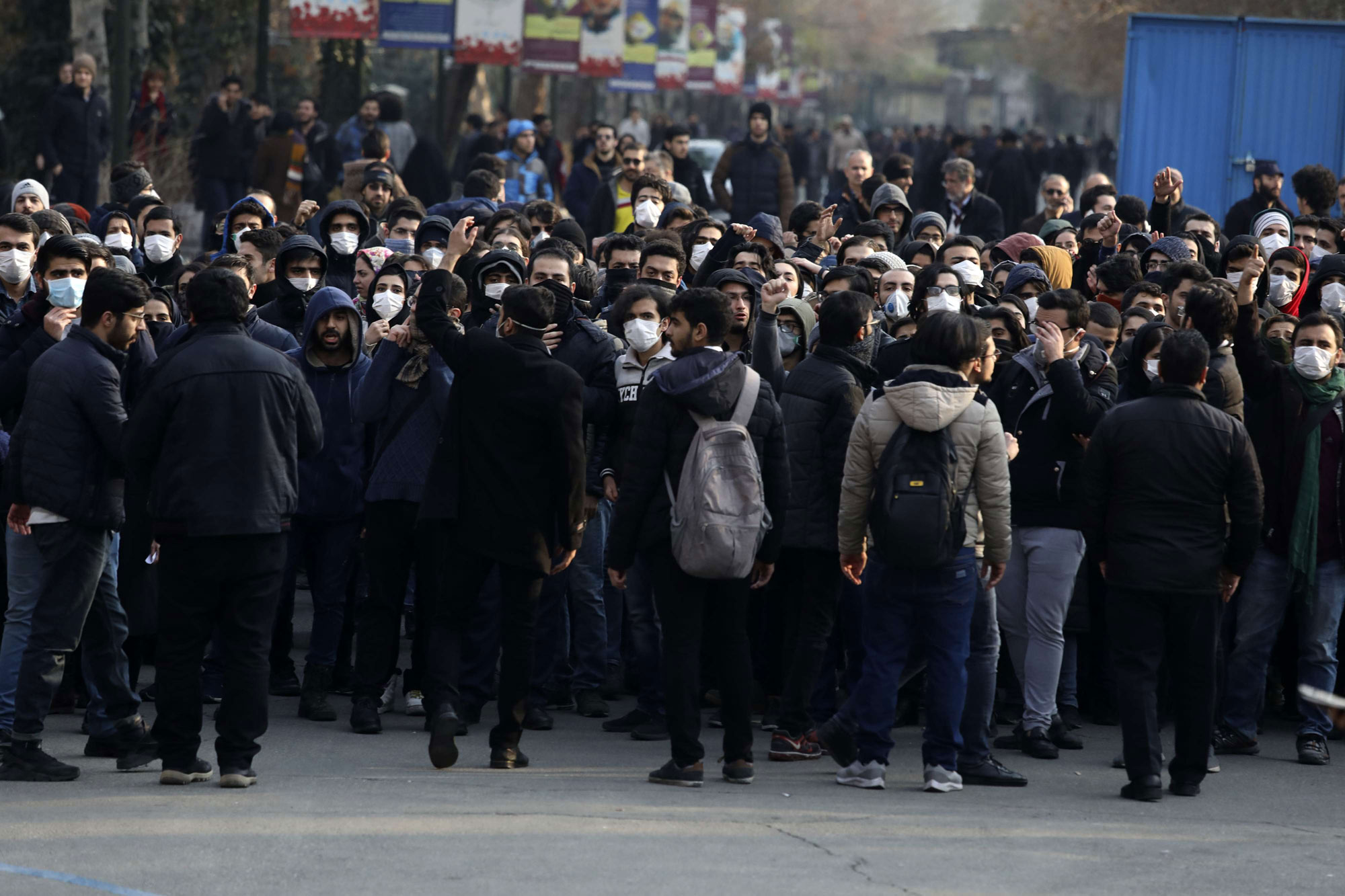 مظاهرات طلابية في إيران تتمسك بتنحي رموز السلطة
