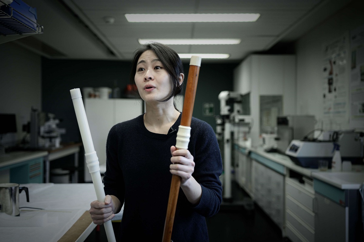 باحثة كورية تحمل نايا أصليا قديما ونسخته المقلدة باستخدام الطباعة ثلاثية الأبعاد