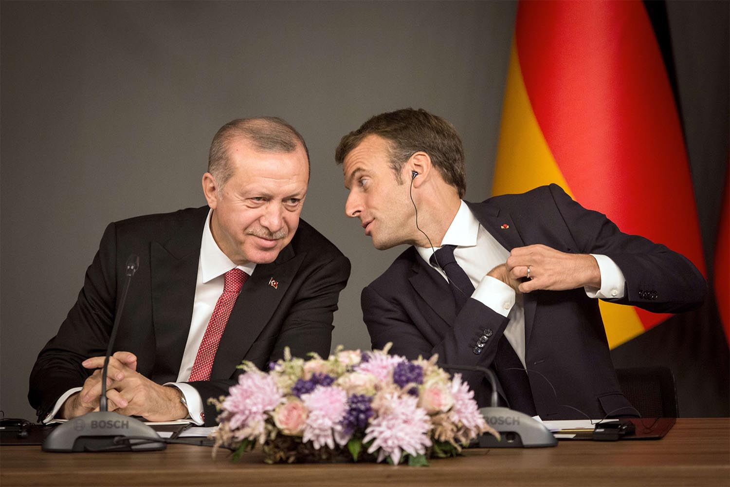 Turkish President Recep Tayyip Erdogan (L) and French President Emmanuel Macron 