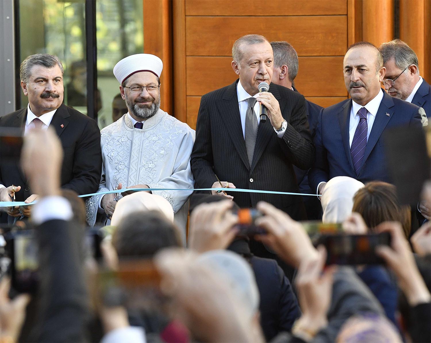 Turkish President Recep Tayyip Erdogan, 2n right, cuts the rope on occasion of the opening of the new mosque in Cologne in September 2018