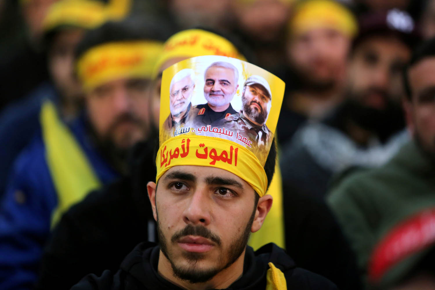ناشط في حزب الله في حفل تأبين لقاسم سليماني في بيروت