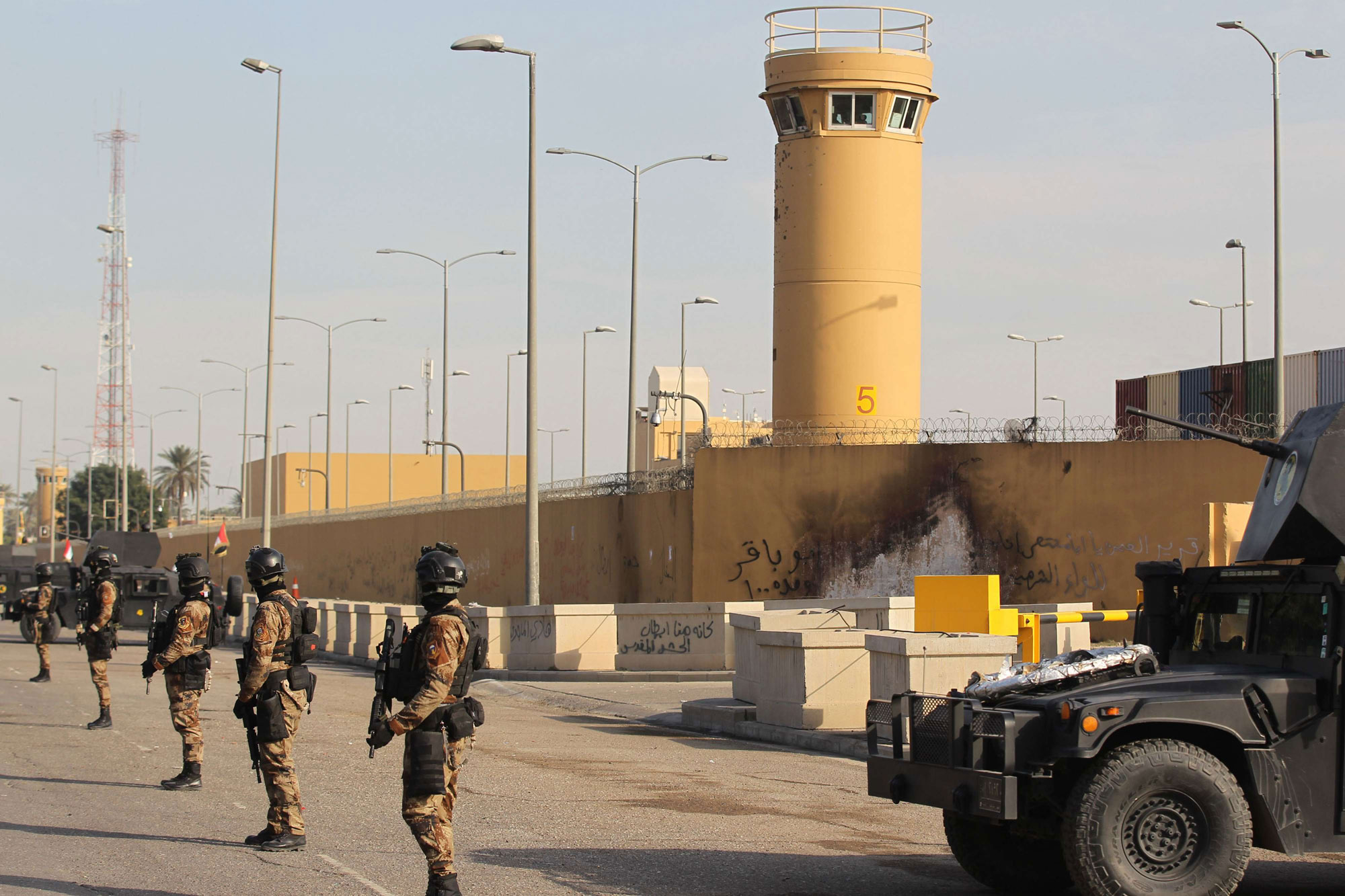 عناصر من جهاز مكافحة الإرهاب العراقي انتشرت أمام السفارة الأميركية لحمايتها بعد محاولة اقتحامها من أنصار الحشد