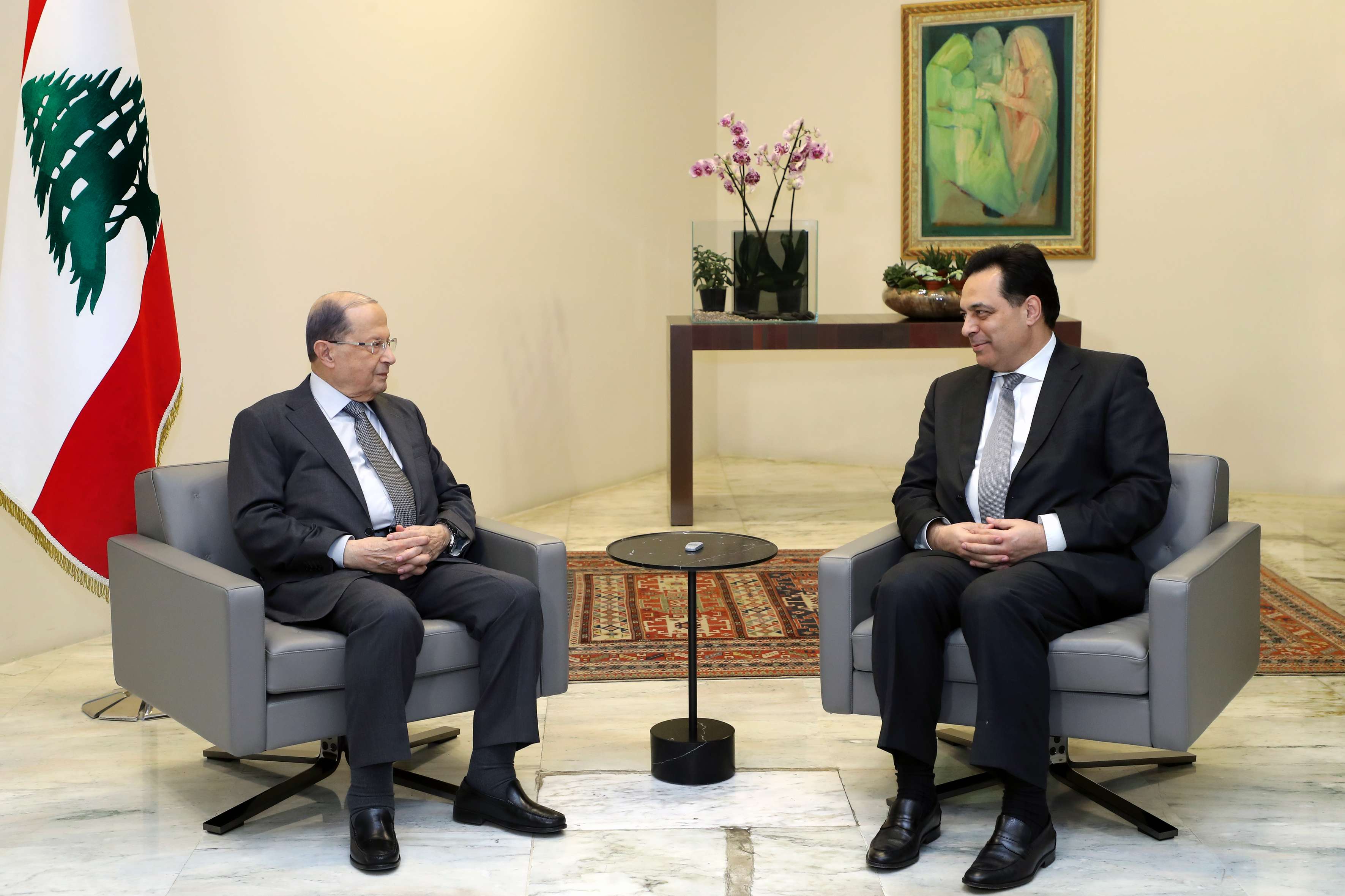 الرئيس اللبناني ميشال عون في لقاء سابق مع رئيس الوزراء المكلف حسان دياب