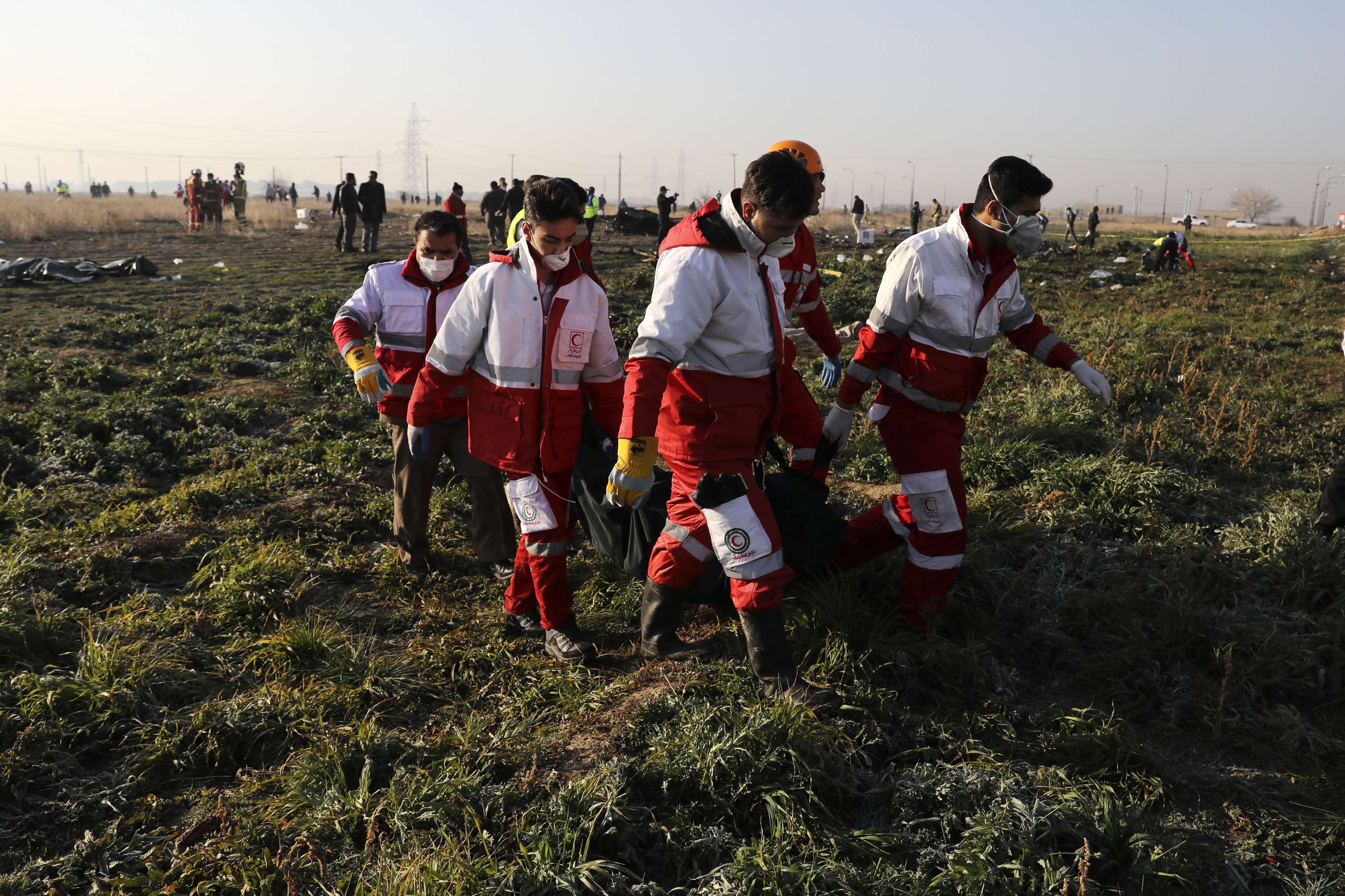 اجلاء الجثث بعد سقوط الطائرة الاوكرانية